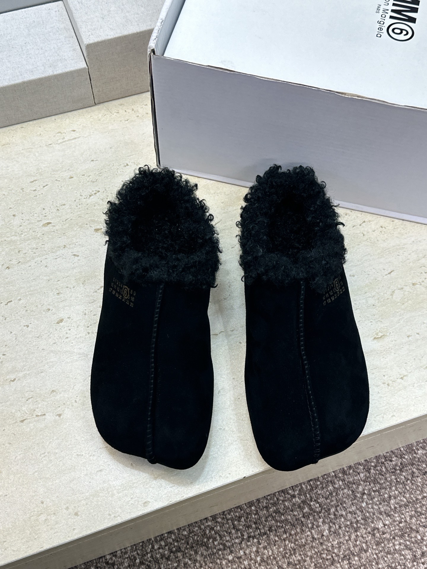 (配全套飞机盒) Maison Margiela 马吉拉 2026春夏新款羊羔毛方头女鞋 MM6字母logo平底拼色防寒 (配全套飞机盒) Maison Margiela 马吉拉 2026春夏新款羊羔毛方头女鞋 MM6字母logo平底拼色防寒