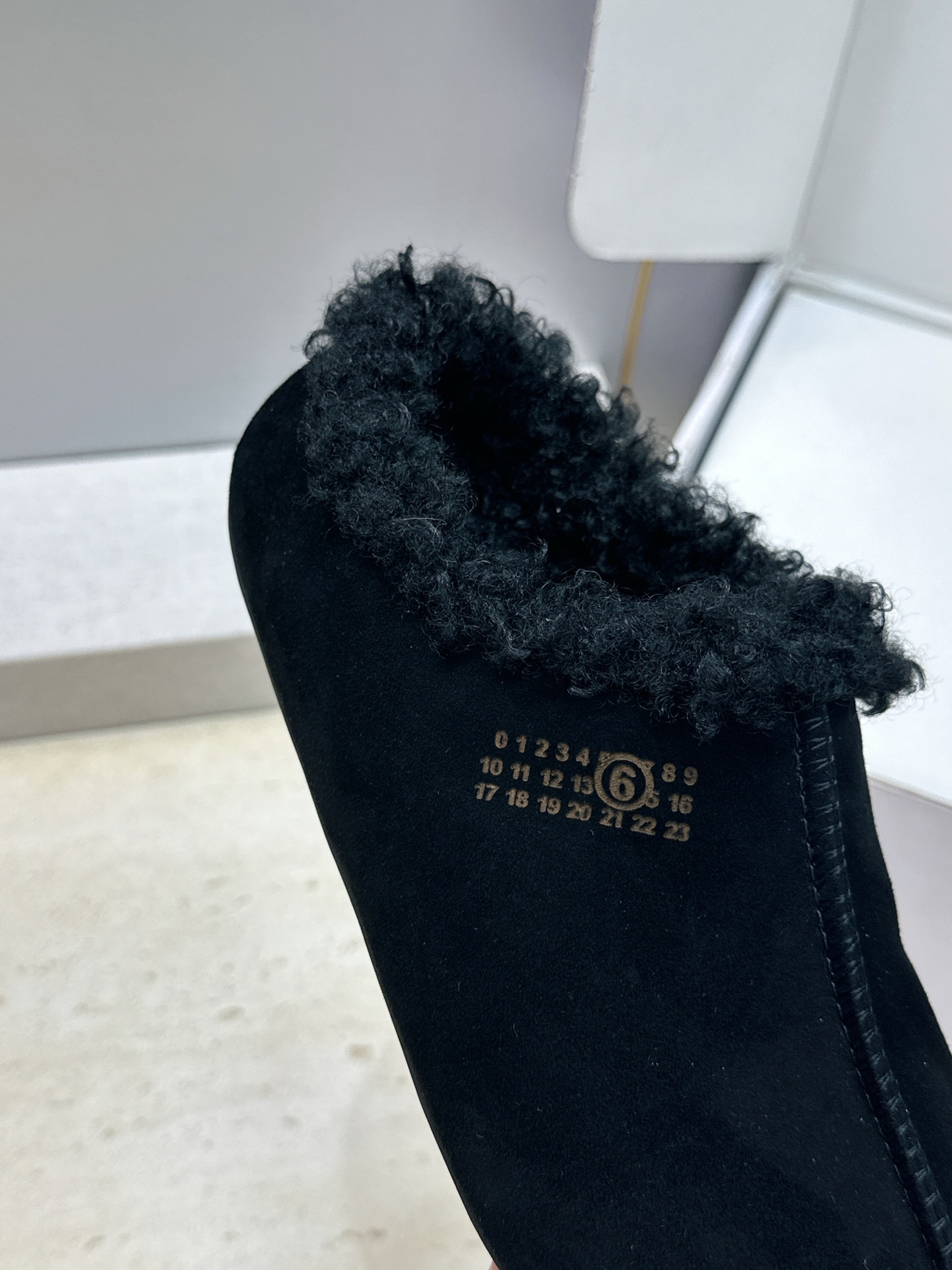 (配全套飞机盒) Maison Margiela 马吉拉 2026春夏新款羊羔毛方头女鞋 MM6字母logo平底拼色防寒 (配全套飞机盒) Maison Margiela 马吉拉 2026春夏新款羊羔毛方头女鞋 MM6字母logo平底拼色防寒