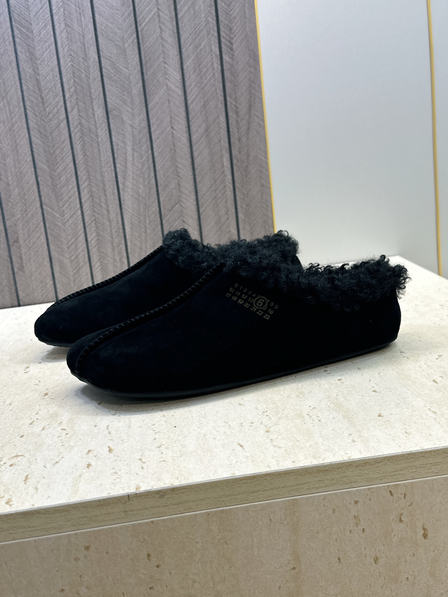 (配全套飞机盒) Maison Margiela 马吉拉 2026春夏新款羊羔毛方头女鞋 MM6字母logo平底拼色防寒 (配全套飞机盒) Maison Margiela 马吉拉 2026春夏新款羊羔毛方头女鞋 MM6字母logo平底拼色防寒