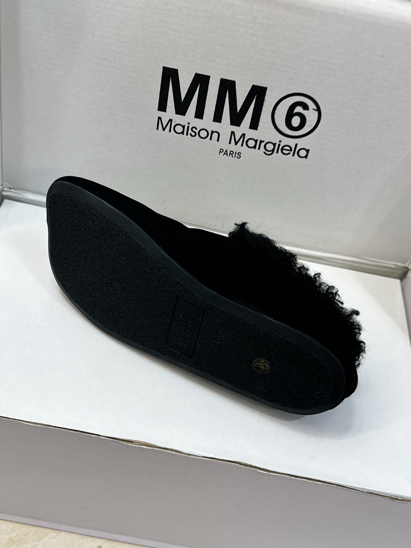 (配全套飞机盒) Maison Margiela 马吉拉 2026春夏新款羊羔毛方头女鞋 MM6字母logo平底拼色防寒 (配全套飞机盒) Maison Margiela 马吉拉 2026春夏新款羊羔毛方头女鞋 MM6字母logo平底拼色防寒