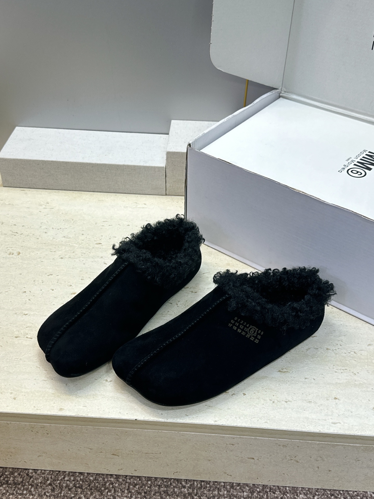 (配全套飞机盒) Maison Margiela 马吉拉 2026春夏新款羊羔毛方头女鞋 MM6字母logo平底拼色防寒 (配全套飞机盒) Maison Margiela 马吉拉 2026春夏新款羊羔毛方头女鞋 MM6字母logo平底拼色防寒