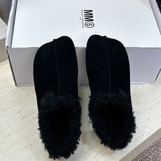 (配全套飞机盒) Maison Margiela 马吉拉 2026春夏新款羊羔毛方头女鞋 MM6字母logo平底拼色防寒 (配全套飞机盒) Maison Margiela 马吉拉 2026春夏新款羊羔毛方头女鞋 MM6字母logo平底拼色防寒