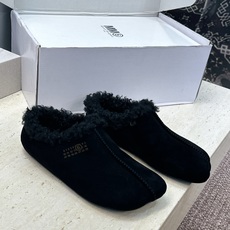 (配全套飞机盒) Maison Margiela 马吉拉 2026春夏新款羊羔毛方头女鞋 MM6字母logo平底拼色防寒 (配全套飞机盒) Maison Margiela 马吉拉 2026春夏新款羊羔毛方头女鞋 MM6字母logo平底拼色防寒