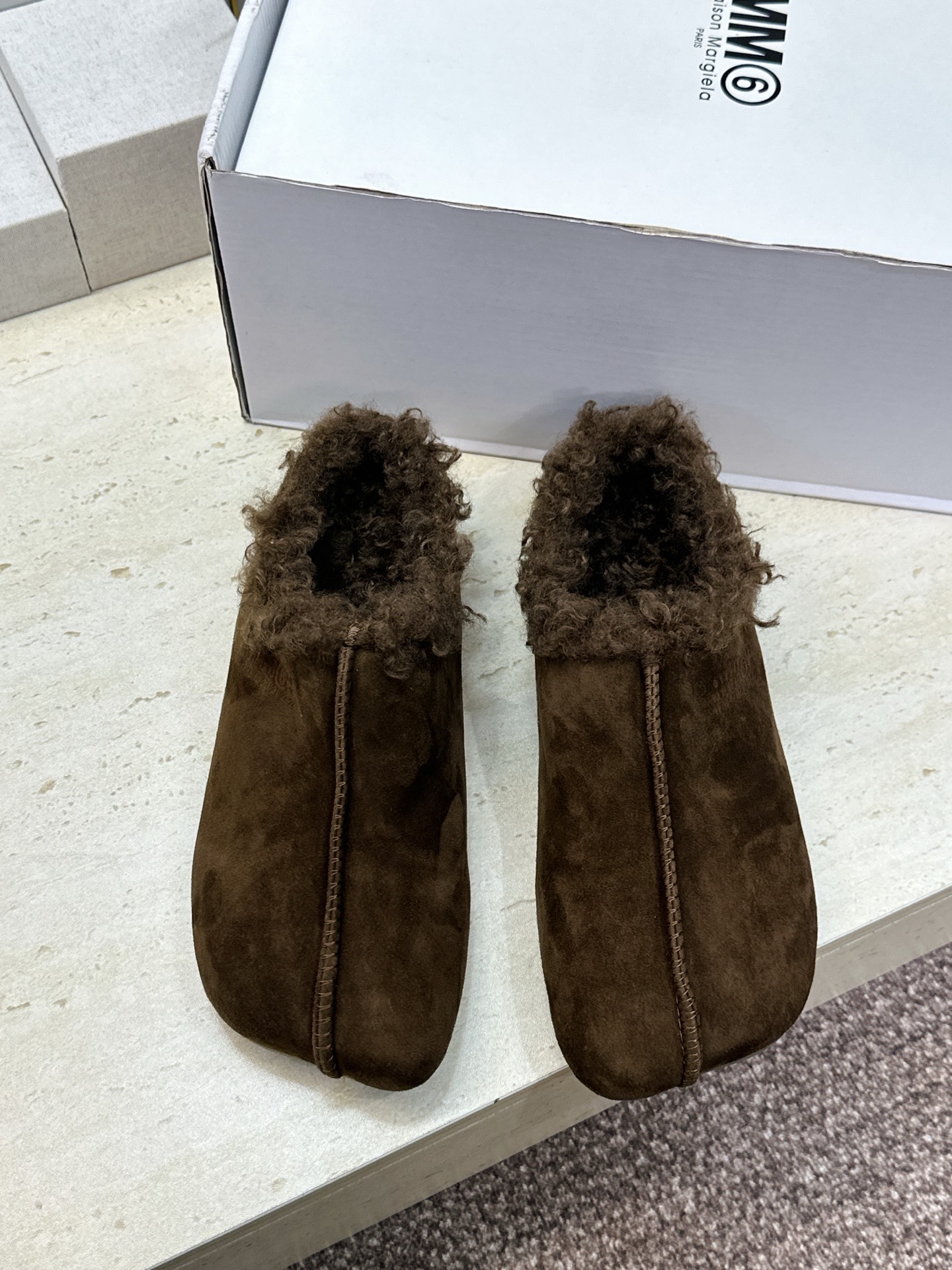 (配全套飞机盒) Maison Margiela 马吉拉 2026春夏新款羊羔毛方头女鞋 MM6字母logo平底拼色防寒 (配全套飞机盒) Maison Margiela 马吉拉 2026春夏新款羊羔毛方头女鞋 MM6字母logo平底拼色防寒