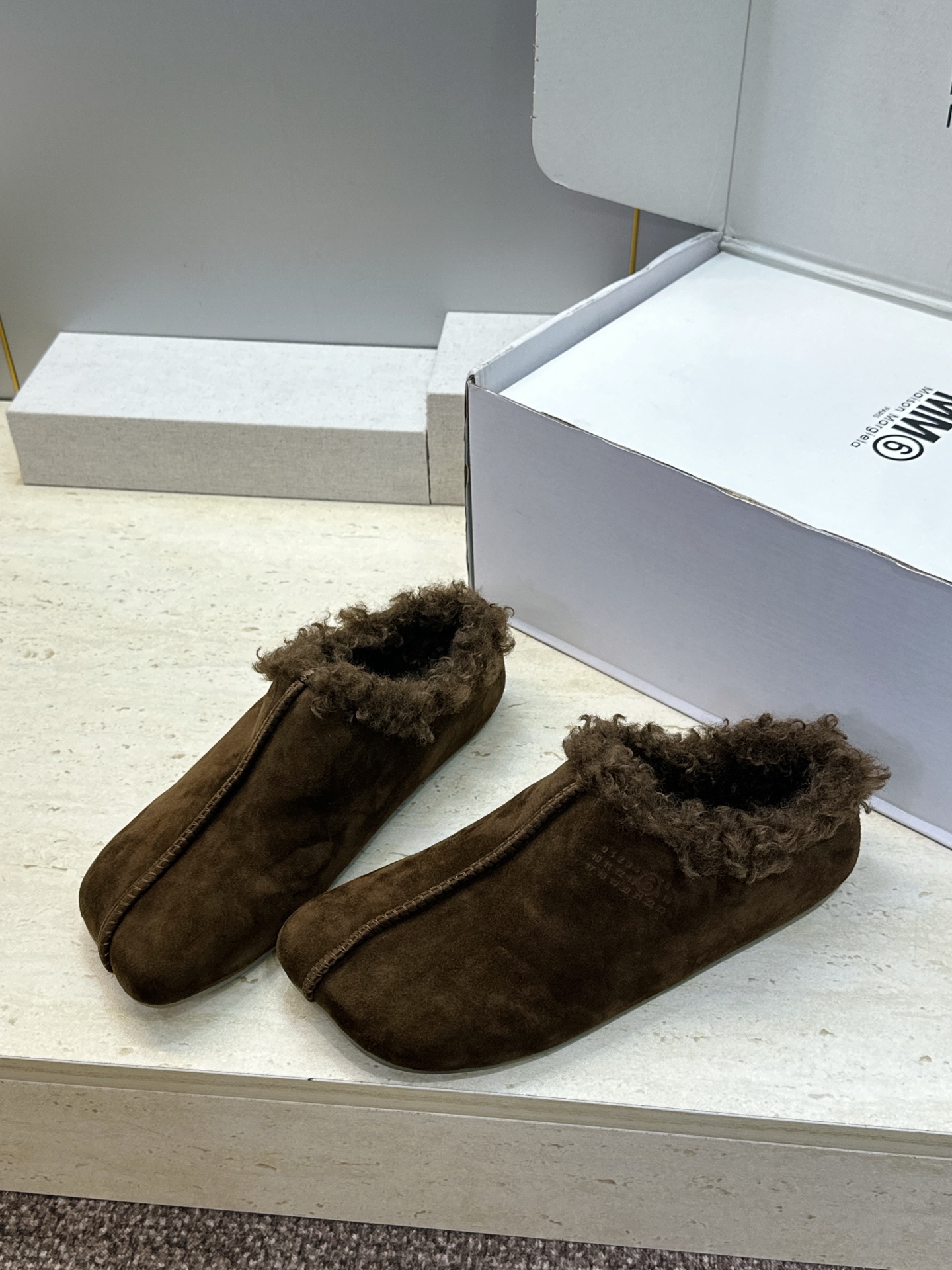 (配全套飞机盒) Maison Margiela 马吉拉 2026春夏新款羊羔毛方头女鞋 MM6字母logo平底拼色防寒 (配全套飞机盒) Maison Margiela 马吉拉 2026春夏新款羊羔毛方头女鞋 MM6字母logo平底拼色防寒