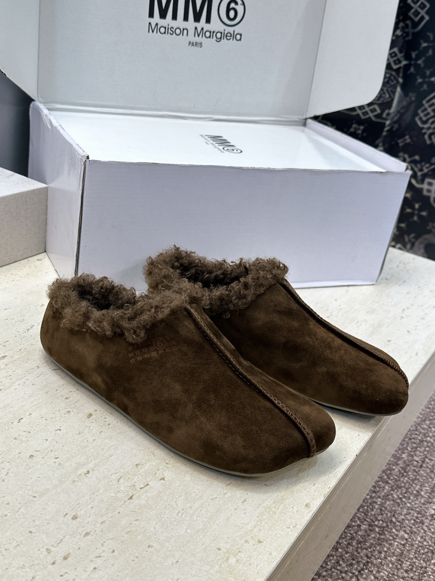 (配全套飞机盒) Maison Margiela 马吉拉 2026春夏新款羊羔毛方头女鞋 MM6字母logo平底拼色防寒 (配全套飞机盒) Maison Margiela 马吉拉 2026春夏新款羊羔毛方头女鞋 MM6字母logo平底拼色防寒