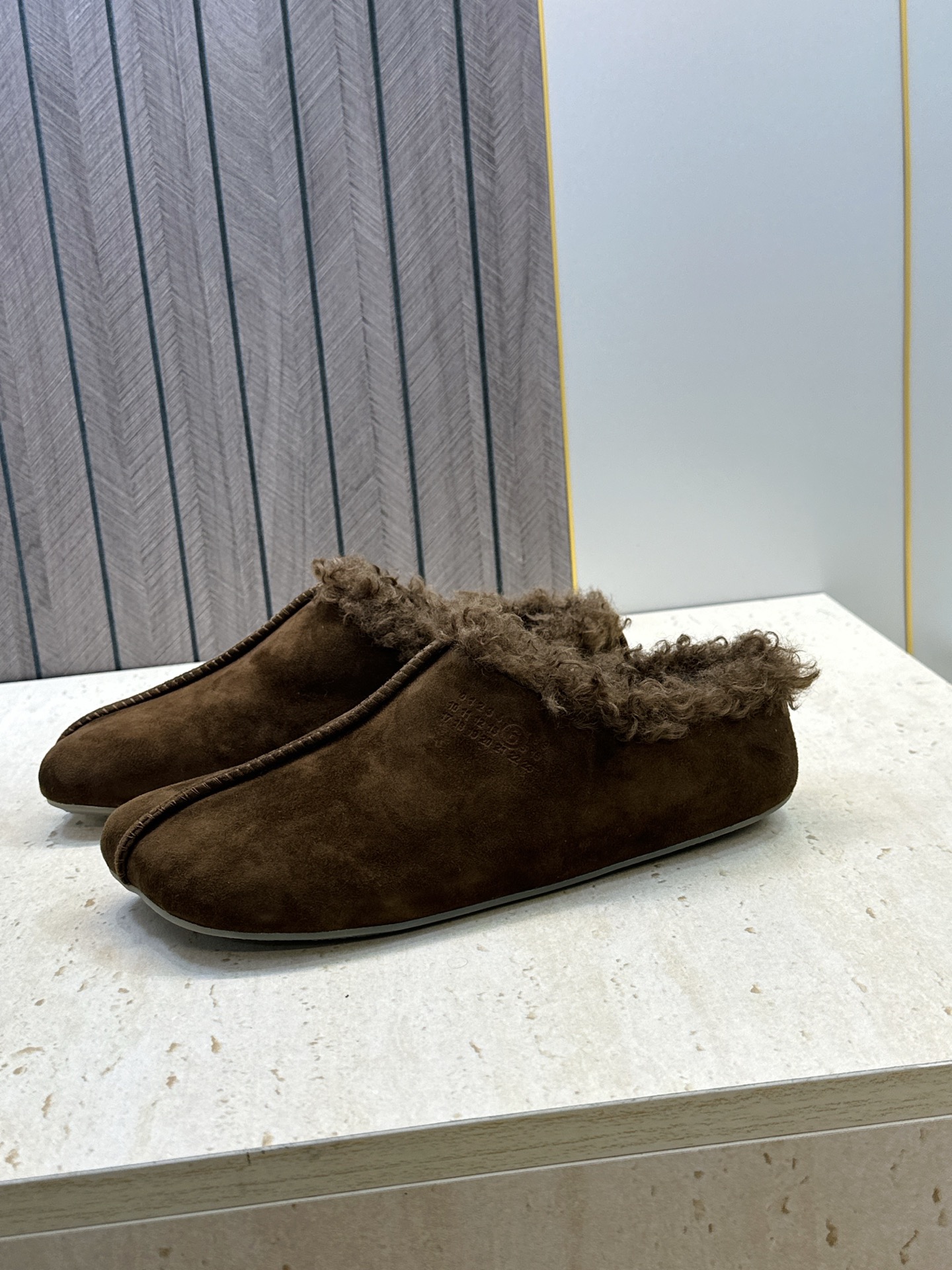 (配全套飞机盒) Maison Margiela 马吉拉 2026春夏新款羊羔毛方头女鞋 MM6字母logo平底拼色防寒 (配全套飞机盒) Maison Margiela 马吉拉 2026春夏新款羊羔毛方头女鞋 MM6字母logo平底拼色防寒