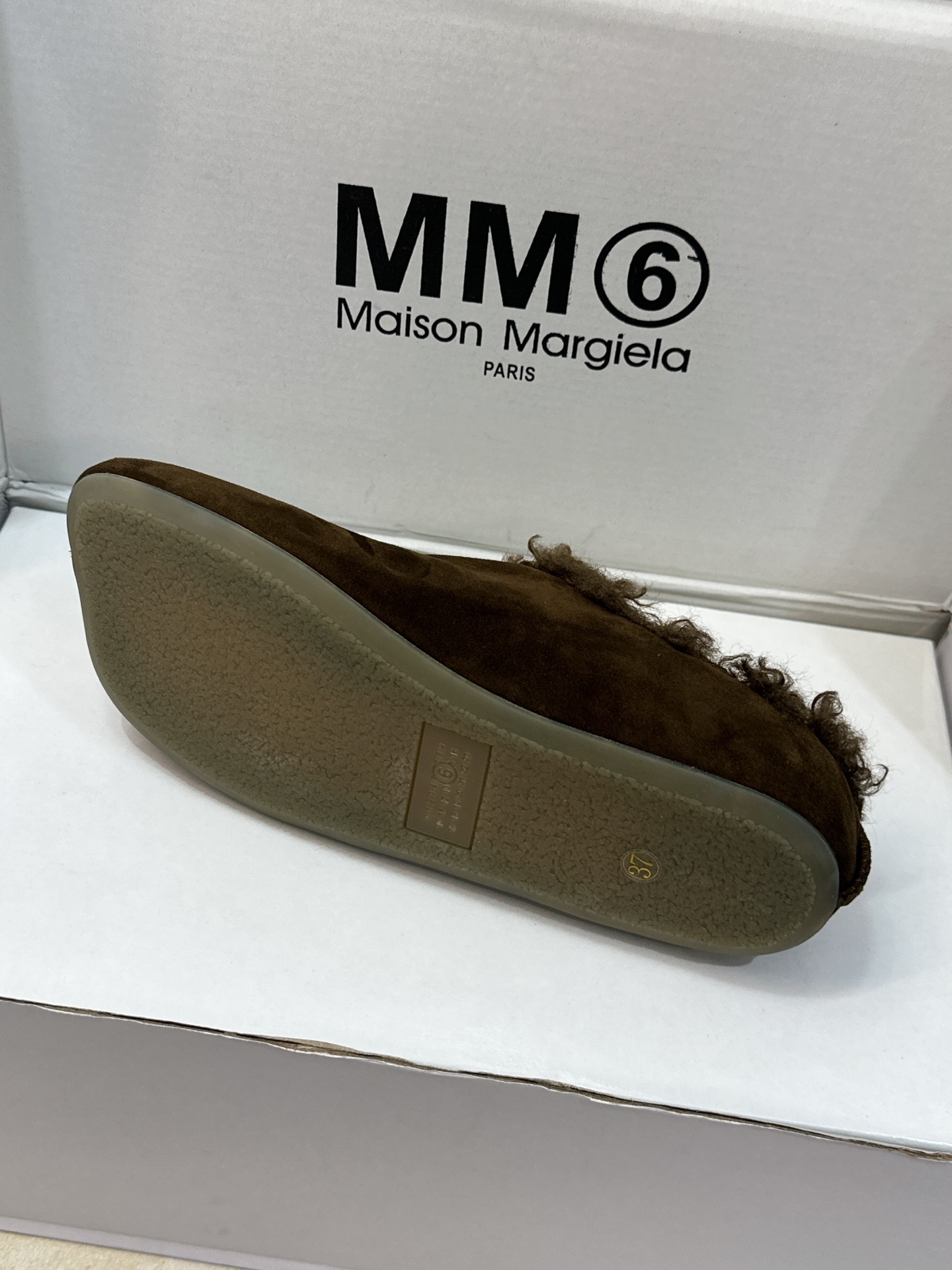 (配全套飞机盒) Maison Margiela 马吉拉 2026春夏新款羊羔毛方头女鞋 MM6字母logo平底拼色防寒 (配全套飞机盒) Maison Margiela 马吉拉 2026春夏新款羊羔毛方头女鞋 MM6字母logo平底拼色防寒