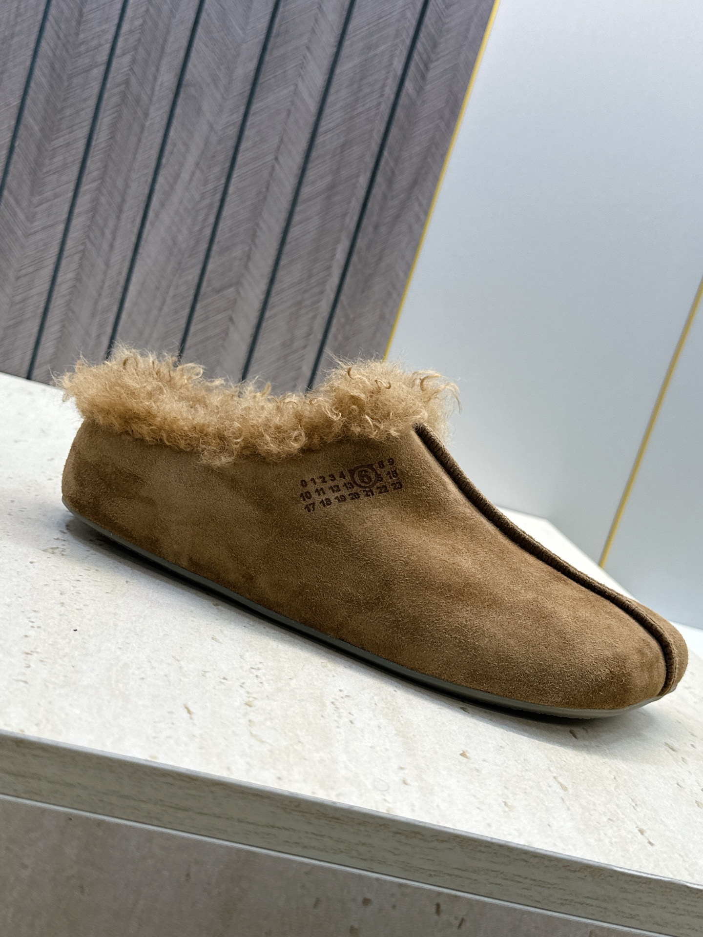 (配全套飞机盒) Maison Margiela 马吉拉 2026春夏新款羊羔毛方头女鞋 MM6字母logo平底拼色防寒 (配全套飞机盒) Maison Margiela 马吉拉 2026春夏新款羊羔毛方头女鞋 MM6字母logo平底拼色防寒