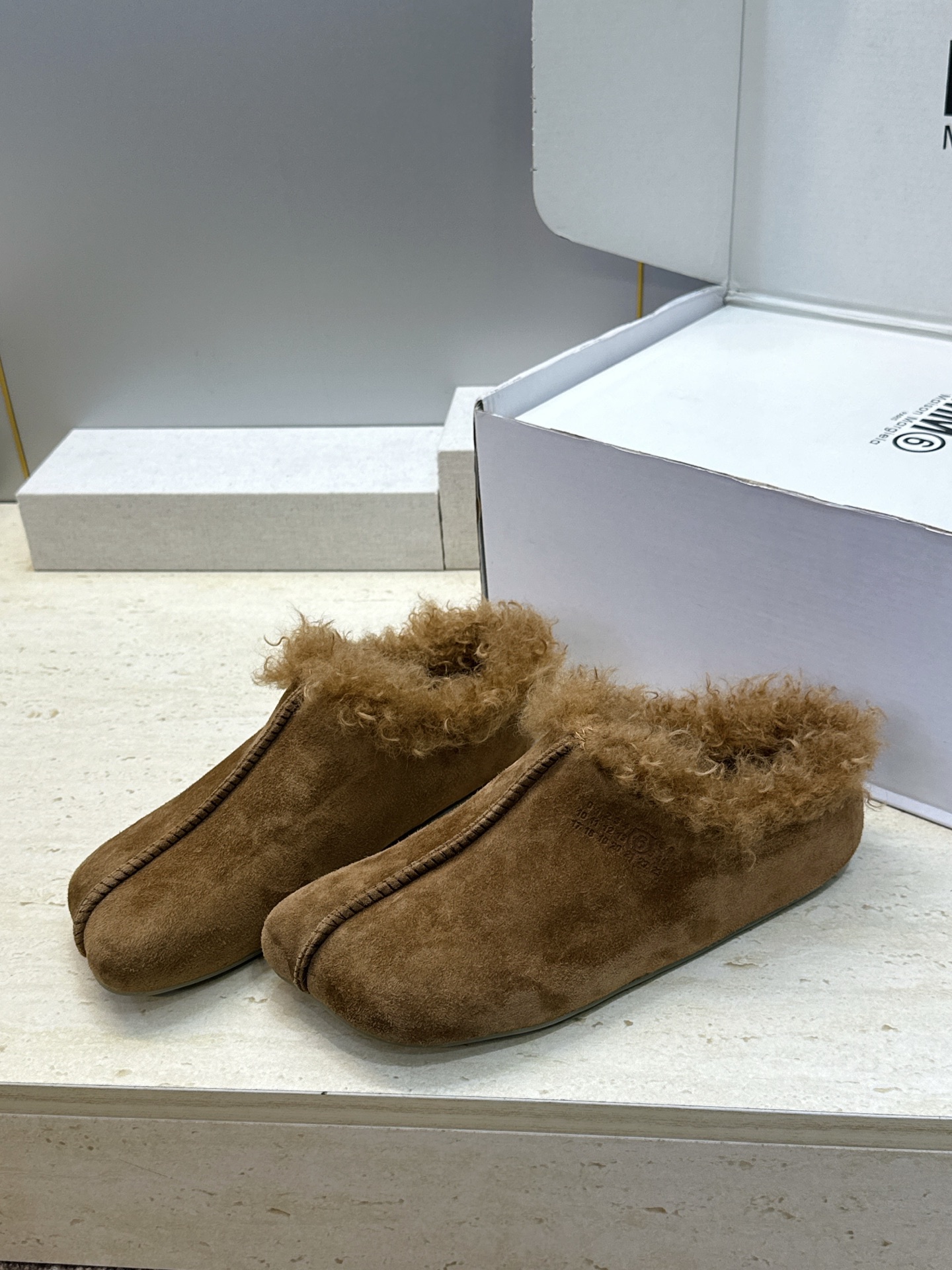 (配全套飞机盒) Maison Margiela 马吉拉 2026春夏新款羊羔毛方头女鞋 MM6字母logo平底拼色防寒 (配全套飞机盒) Maison Margiela 马吉拉 2026春夏新款羊羔毛方头女鞋 MM6字母logo平底拼色防寒