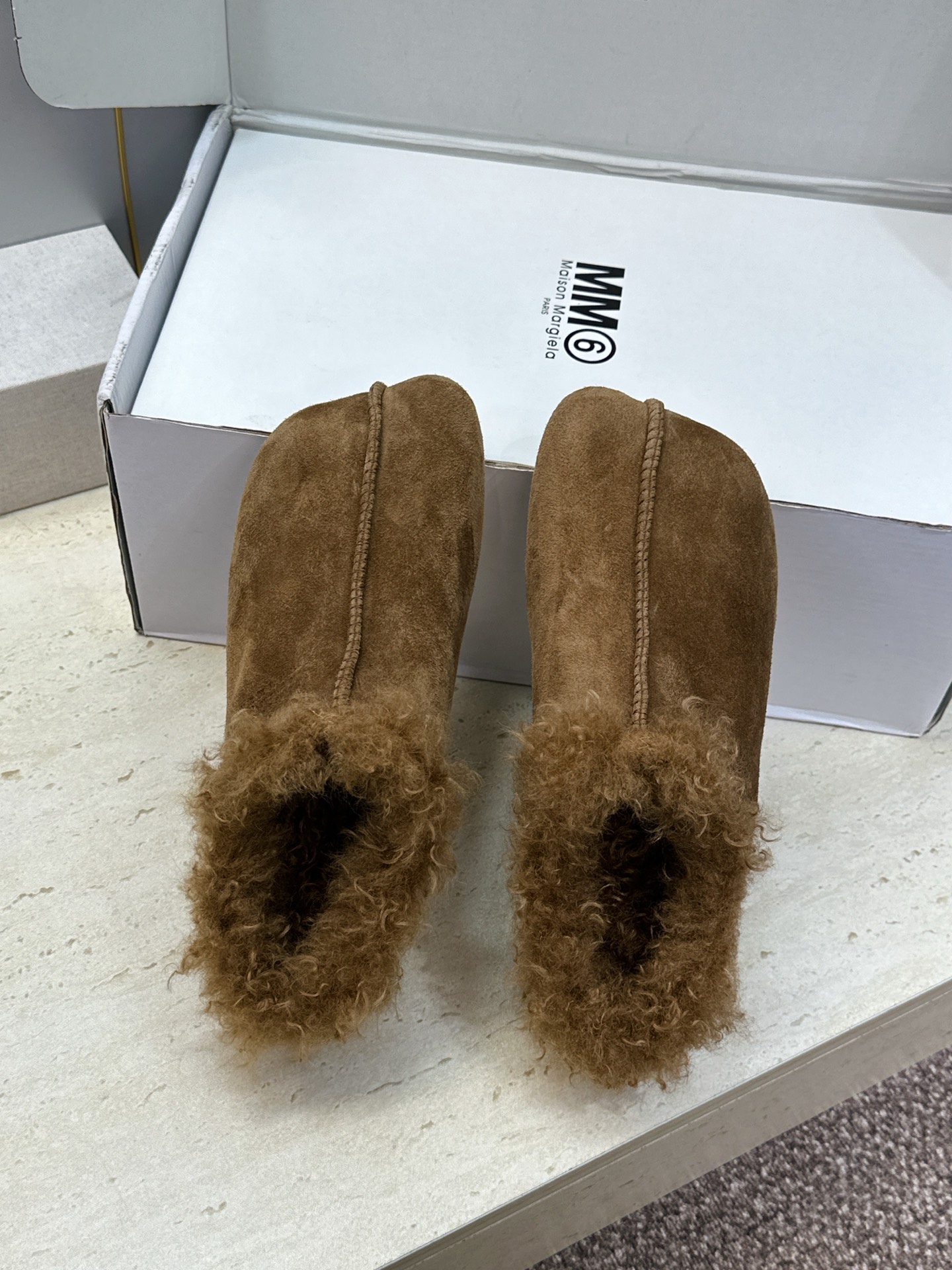 (配全套飞机盒) Maison Margiela 马吉拉 2026春夏新款羊羔毛方头女鞋 MM6字母logo平底拼色防寒 (配全套飞机盒) Maison Margiela 马吉拉 2026春夏新款羊羔毛方头女鞋 MM6字母logo平底拼色防寒