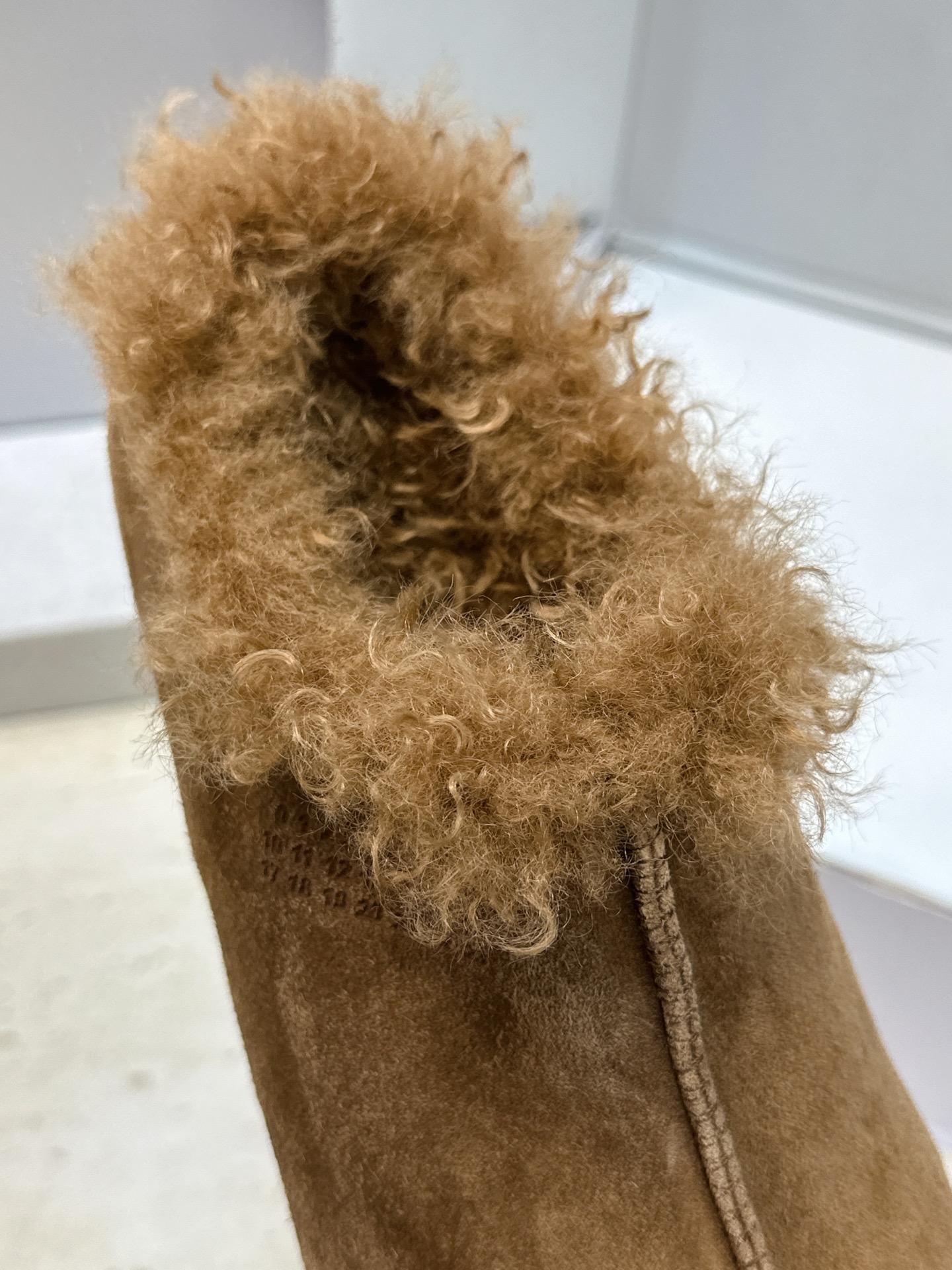 (配全套飞机盒) Maison Margiela 马吉拉 2026春夏新款羊羔毛方头女鞋 MM6字母logo平底拼色防寒 (配全套飞机盒) Maison Margiela 马吉拉 2026春夏新款羊羔毛方头女鞋 MM6字母logo平底拼色防寒