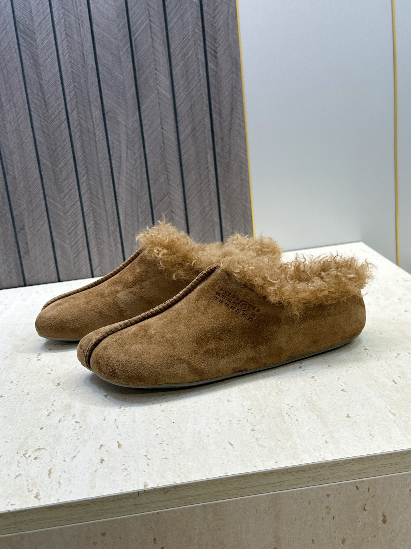 (配全套飞机盒) Maison Margiela 马吉拉 2026春夏新款羊羔毛方头女鞋 MM6字母logo平底拼色防寒 (配全套飞机盒) Maison Margiela 马吉拉 2026春夏新款羊羔毛方头女鞋 MM6字母logo平底拼色防寒