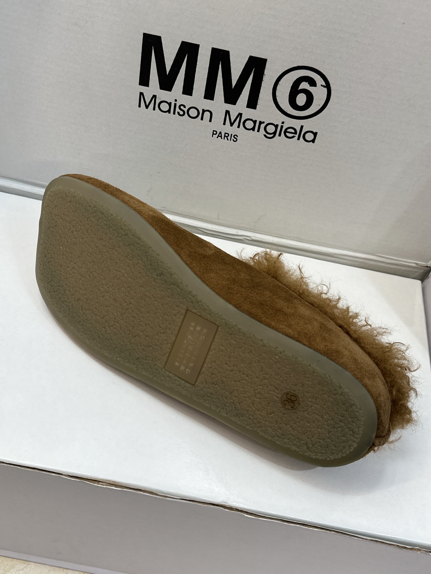 (配全套飞机盒) Maison Margiela 马吉拉 2026春夏新款羊羔毛方头女鞋 MM6字母logo平底拼色防寒 (配全套飞机盒) Maison Margiela 马吉拉 2026春夏新款羊羔毛方头女鞋 MM6字母logo平底拼色防寒