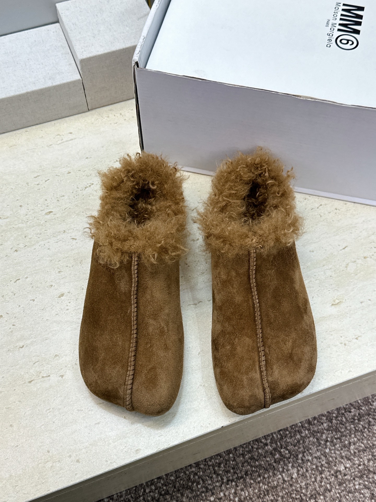 (配全套飞机盒) Maison Margiela 马吉拉 2026春夏新款羊羔毛方头女鞋 MM6字母logo平底拼色防寒 (配全套飞机盒) Maison Margiela 马吉拉 2026春夏新款羊羔毛方头女鞋 MM6字母logo平底拼色防寒