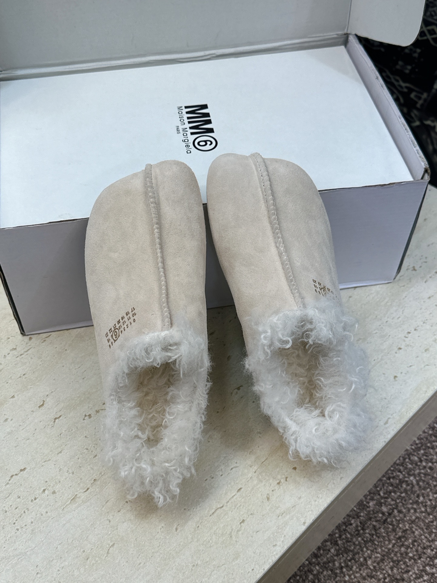 (配全套飞机盒) Maison Margiela 马吉拉 2026春夏新款羊羔毛方头女鞋 MM6字母logo平底拼色防寒 (配全套飞机盒) Maison Margiela 马吉拉 2026春夏新款羊羔毛方头女鞋 MM6字母logo平底拼色防寒