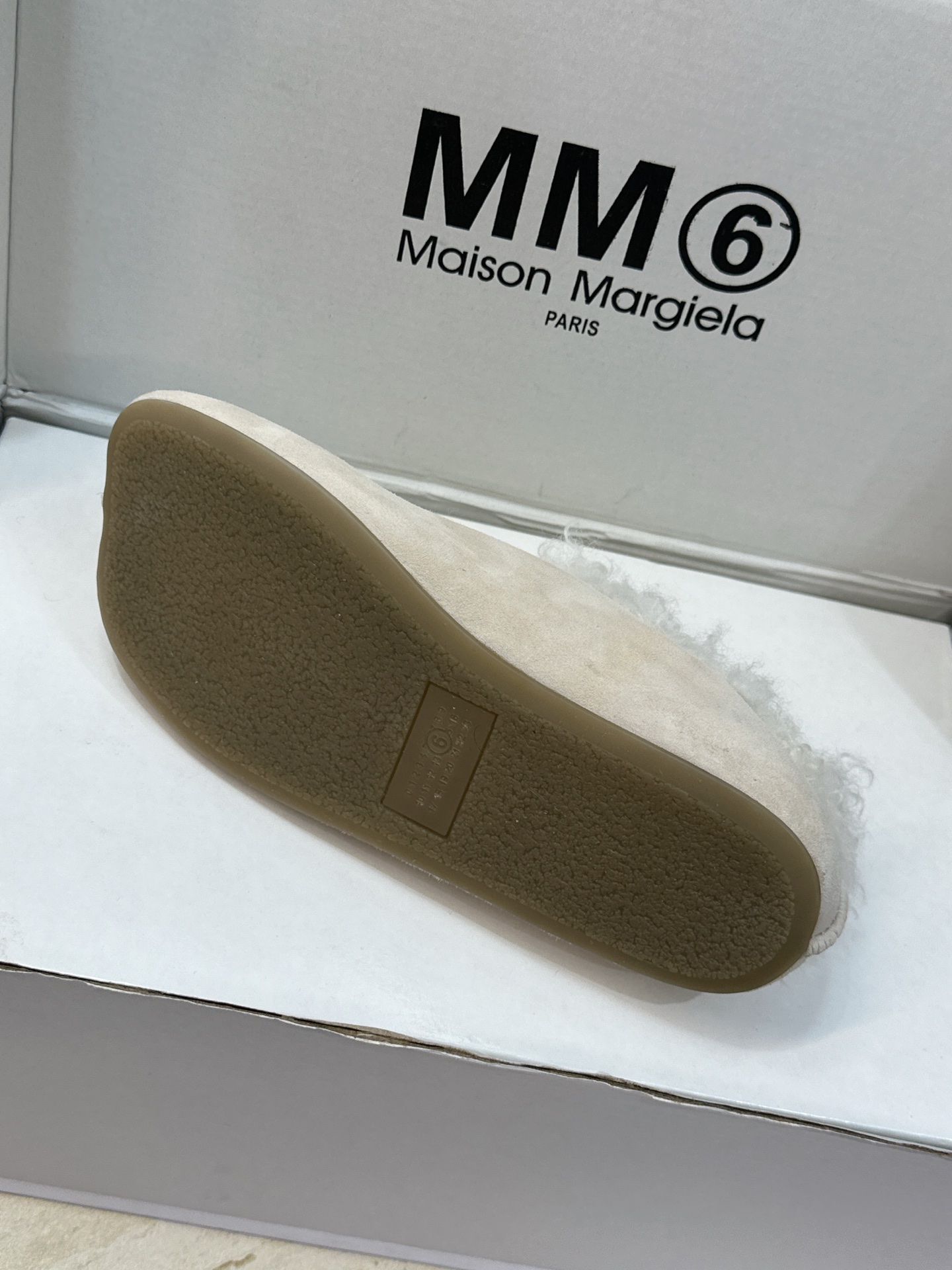 (配全套飞机盒) Maison Margiela 马吉拉 2026春夏新款羊羔毛方头女鞋 MM6字母logo平底拼色防寒 (配全套飞机盒) Maison Margiela 马吉拉 2026春夏新款羊羔毛方头女鞋 MM6字母logo平底拼色防寒