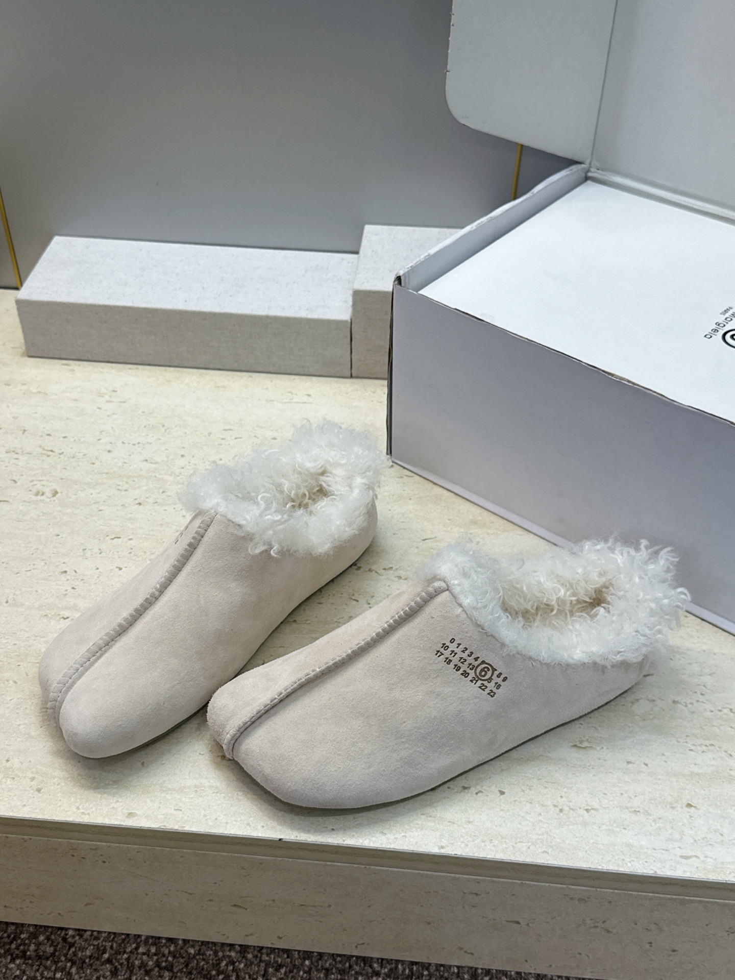 (配全套飞机盒) Maison Margiela 马吉拉 2026春夏新款羊羔毛方头女鞋 MM6字母logo平底拼色防寒 (配全套飞机盒) Maison Margiela 马吉拉 2026春夏新款羊羔毛方头女鞋 MM6字母logo平底拼色防寒
