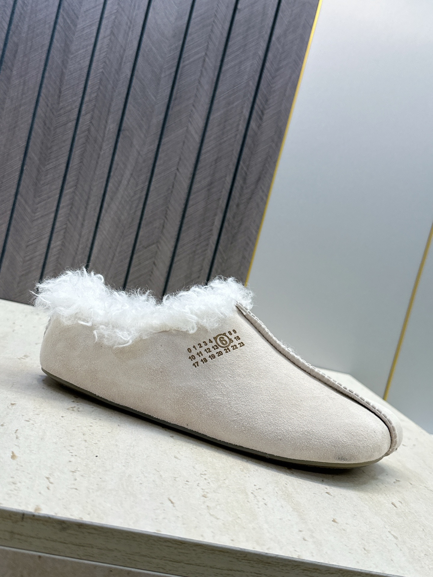 (配全套飞机盒) Maison Margiela 马吉拉 2026春夏新款羊羔毛方头女鞋 MM6字母logo平底拼色防寒 (配全套飞机盒) Maison Margiela 马吉拉 2026春夏新款羊羔毛方头女鞋 MM6字母logo平底拼色防寒