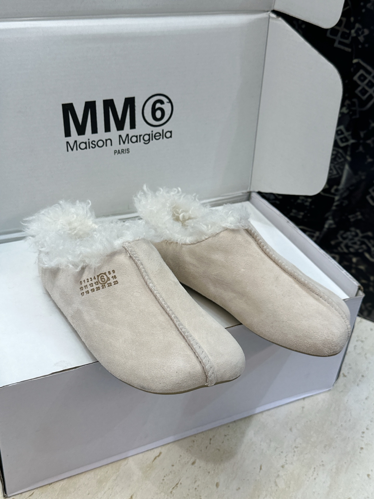 (配全套飞机盒) Maison Margiela 马吉拉 2026春夏新款羊羔毛方头女鞋 MM6字母logo平底拼色防寒 (配全套飞机盒) Maison Margiela 马吉拉 2026春夏新款羊羔毛方头女鞋 MM6字母logo平底拼色防寒