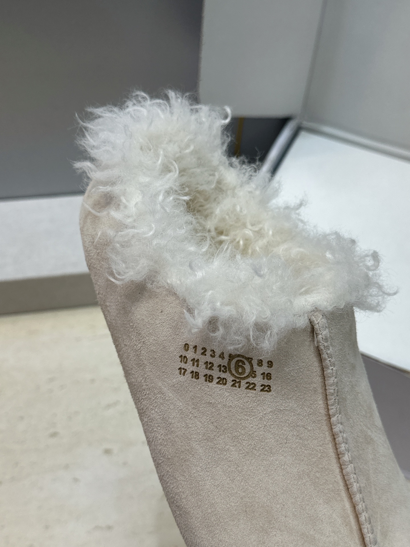(配全套飞机盒) Maison Margiela 马吉拉 2026春夏新款羊羔毛方头女鞋 MM6字母logo平底拼色防寒 (配全套飞机盒) Maison Margiela 马吉拉 2026春夏新款羊羔毛方头女鞋 MM6字母logo平底拼色防寒