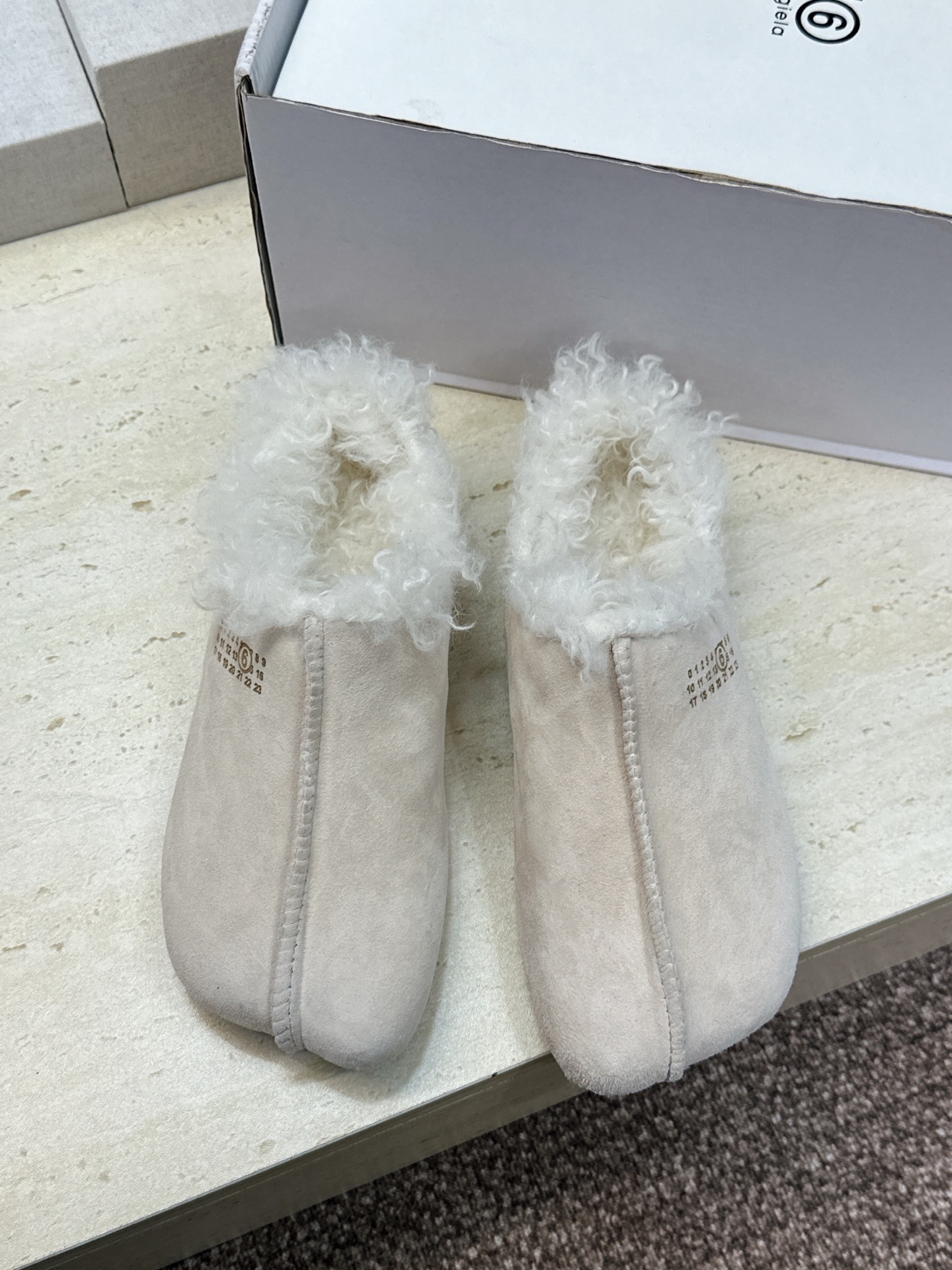 (配全套飞机盒) Maison Margiela 马吉拉 2026春夏新款羊羔毛方头女鞋 MM6字母logo平底拼色防寒 (配全套飞机盒) Maison Margiela 马吉拉 2026春夏新款羊羔毛方头女鞋 MM6字母logo平底拼色防寒
