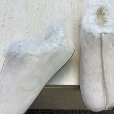 (配全套飞机盒) Maison Margiela 马吉拉 2026春夏新款羊羔毛方头女鞋 MM6字母logo平底拼色防寒 (配全套飞机盒) Maison Margiela 马吉拉 2026春夏新款羊羔毛方头女鞋 MM6字母logo平底拼色防寒