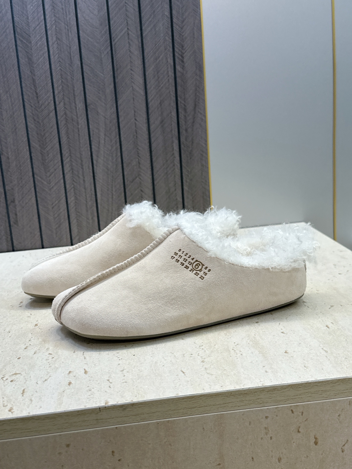 (配全套飞机盒) Maison Margiela 马吉拉 2026春夏新款羊羔毛方头女鞋 MM6字母logo平底拼色防寒 (配全套飞机盒) Maison Margiela 马吉拉 2026春夏新款羊羔毛方头女鞋 MM6字母logo平底拼色防寒
