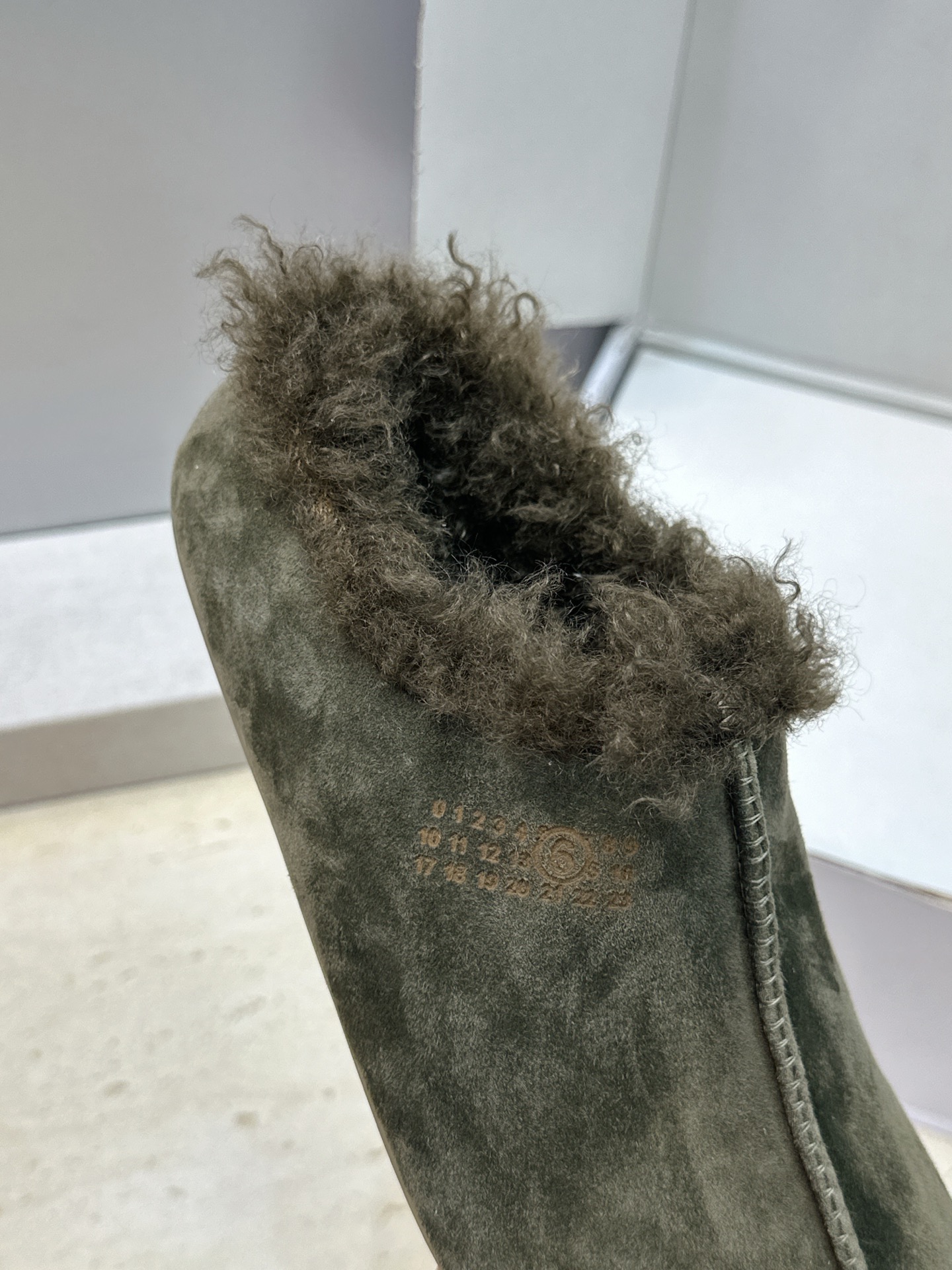 (配全套飞机盒) Maison Margiela 马吉拉 2026春夏新款羊羔毛方头女鞋 MM6字母logo平底拼色防寒 (配全套飞机盒) Maison Margiela 马吉拉 2026春夏新款羊羔毛方头女鞋 MM6字母logo平底拼色防寒