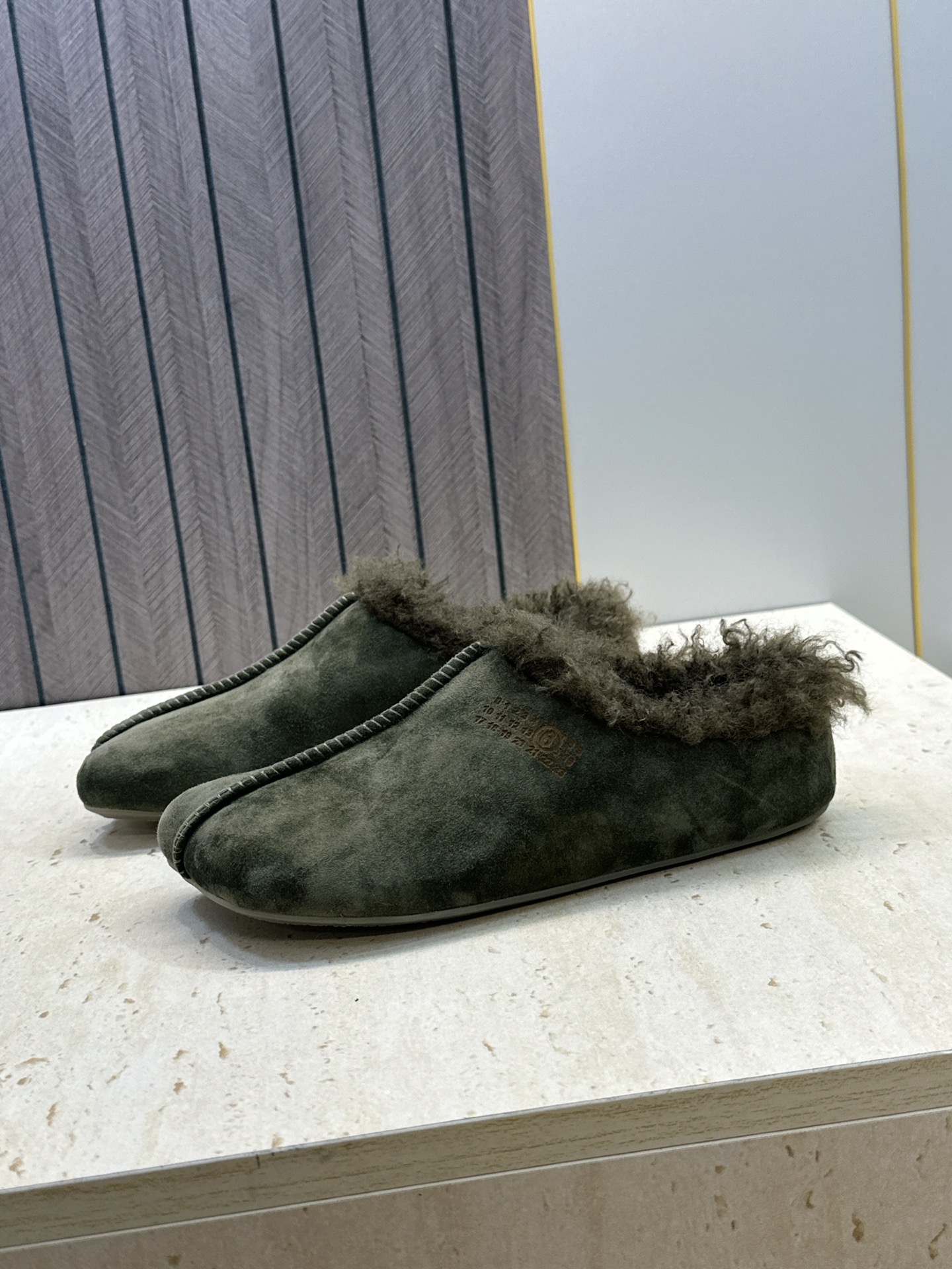 (配全套飞机盒) Maison Margiela 马吉拉 2026春夏新款羊羔毛方头女鞋 MM6字母logo平底拼色防寒 (配全套飞机盒) Maison Margiela 马吉拉 2026春夏新款羊羔毛方头女鞋 MM6字母logo平底拼色防寒