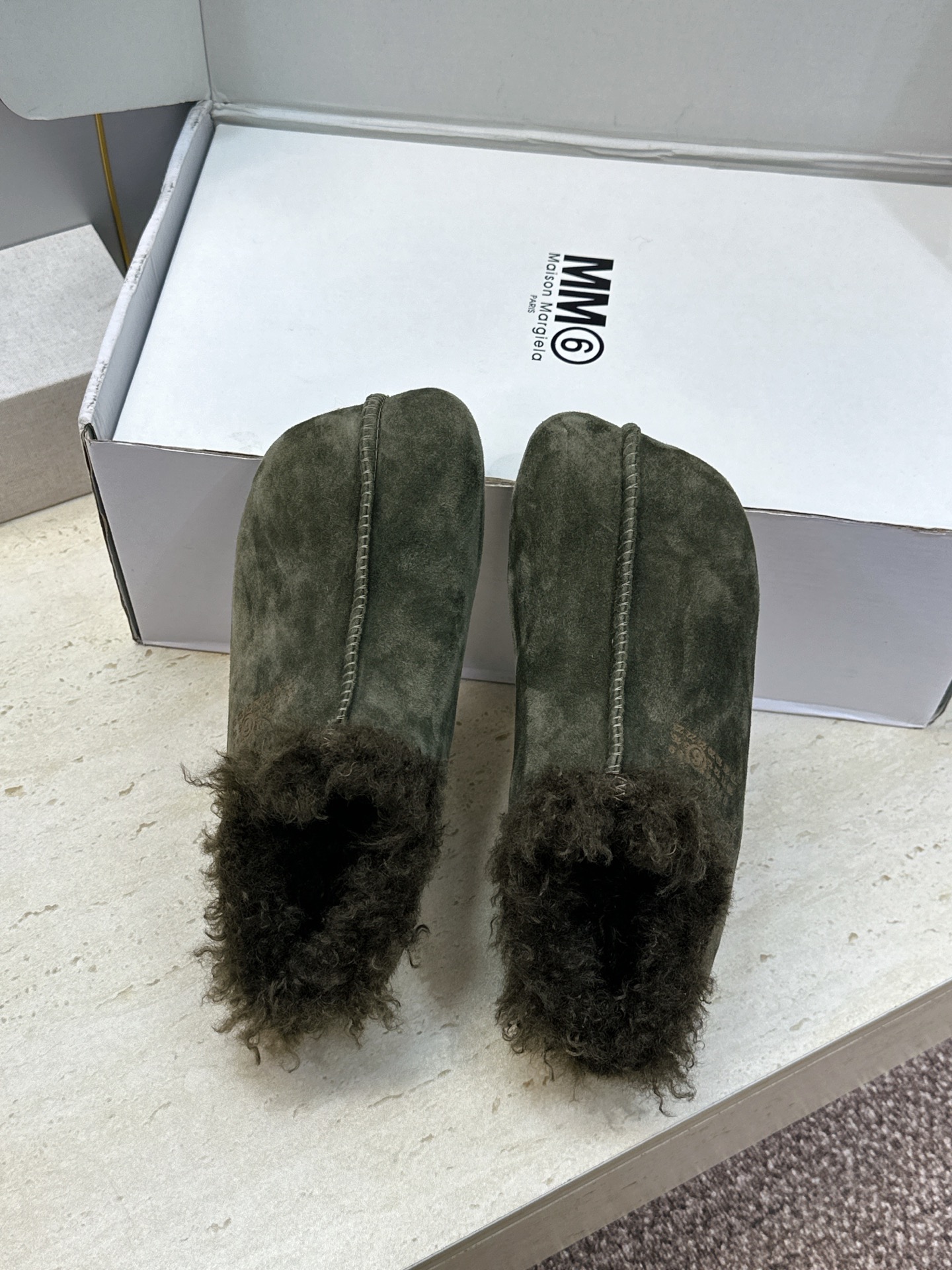 (配全套飞机盒) Maison Margiela 马吉拉 2026春夏新款羊羔毛方头女鞋 MM6字母logo平底拼色防寒 (配全套飞机盒) Maison Margiela 马吉拉 2026春夏新款羊羔毛方头女鞋 MM6字母logo平底拼色防寒