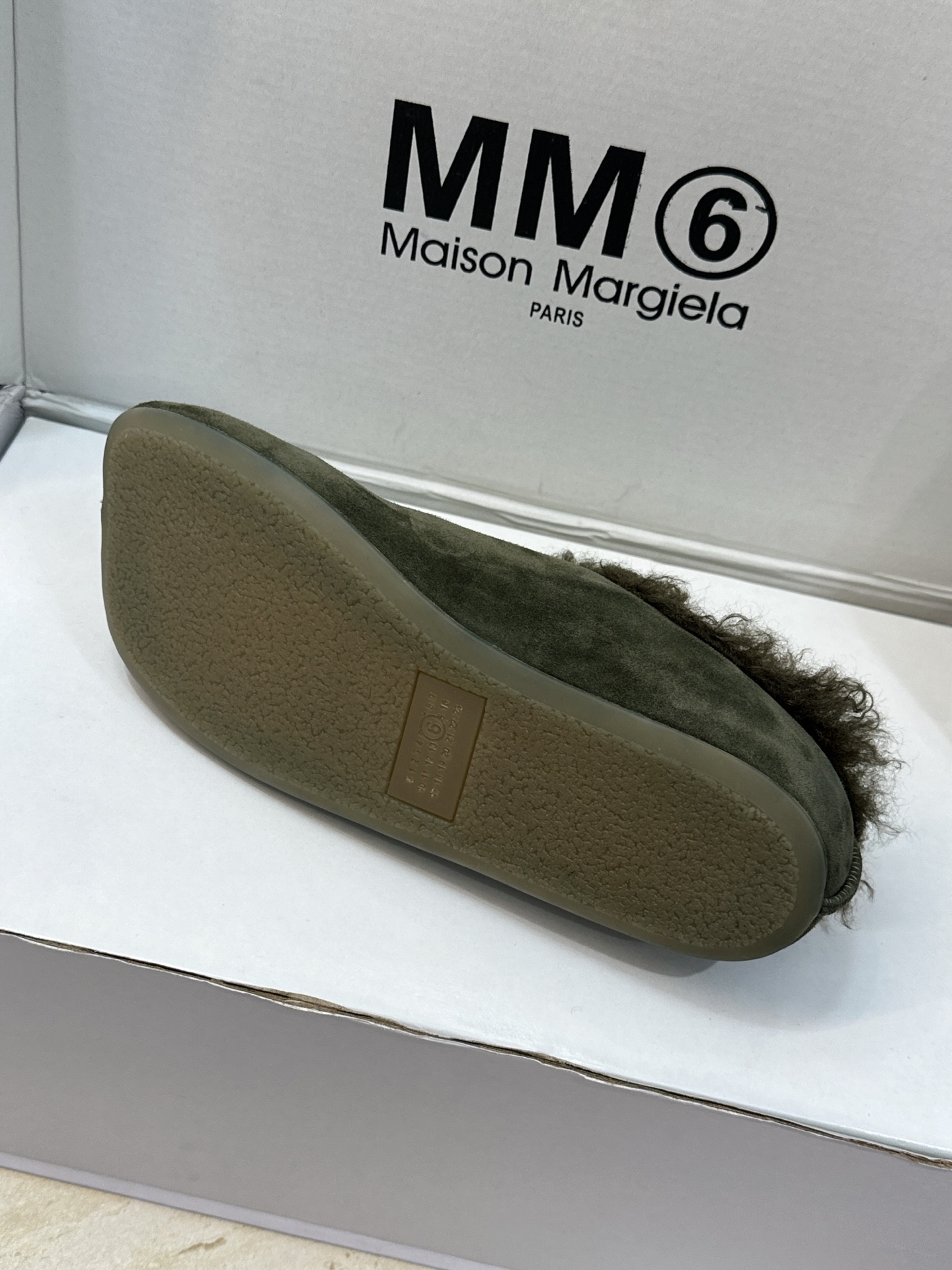 (配全套飞机盒) Maison Margiela 马吉拉 2026春夏新款羊羔毛方头女鞋 MM6字母logo平底拼色防寒 (配全套飞机盒) Maison Margiela 马吉拉 2026春夏新款羊羔毛方头女鞋 MM6字母logo平底拼色防寒