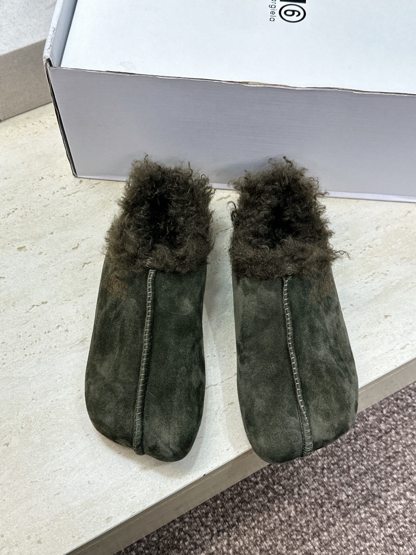 (配全套飞机盒) Maison Margiela 马吉拉 2026春夏新款羊羔毛方头女鞋 MM6字母logo平底拼色防寒 (配全套飞机盒) Maison Margiela 马吉拉 2026春夏新款羊羔毛方头女鞋 MM6字母logo平底拼色防寒