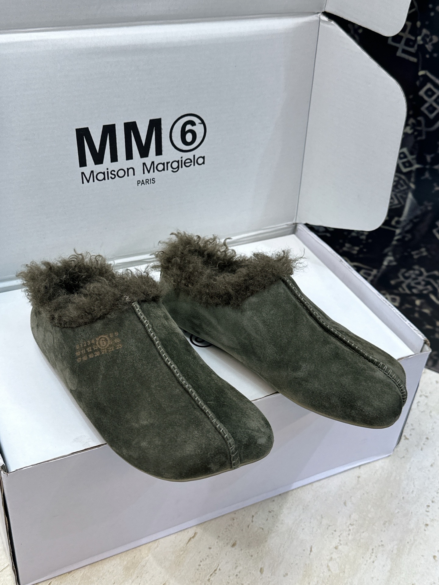 (配全套飞机盒) Maison Margiela 马吉拉 2026春夏新款羊羔毛方头女鞋 MM6字母logo平底拼色防寒 (配全套飞机盒) Maison Margiela 马吉拉 2026春夏新款羊羔毛方头女鞋 MM6字母logo平底拼色防寒