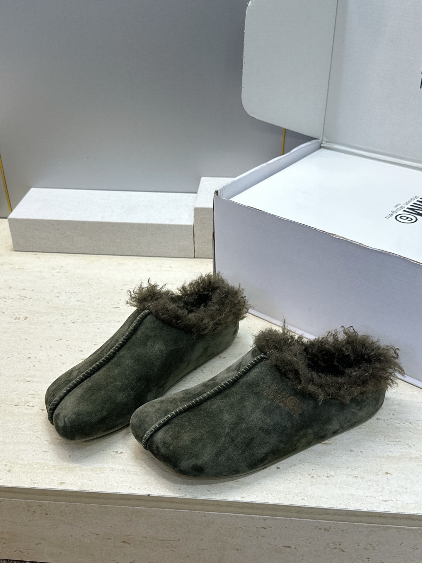 (配全套飞机盒) Maison Margiela 马吉拉 2026春夏新款羊羔毛方头女鞋 MM6字母logo平底拼色防寒 (配全套飞机盒) Maison Margiela 马吉拉 2026春夏新款羊羔毛方头女鞋 MM6字母logo平底拼色防寒
