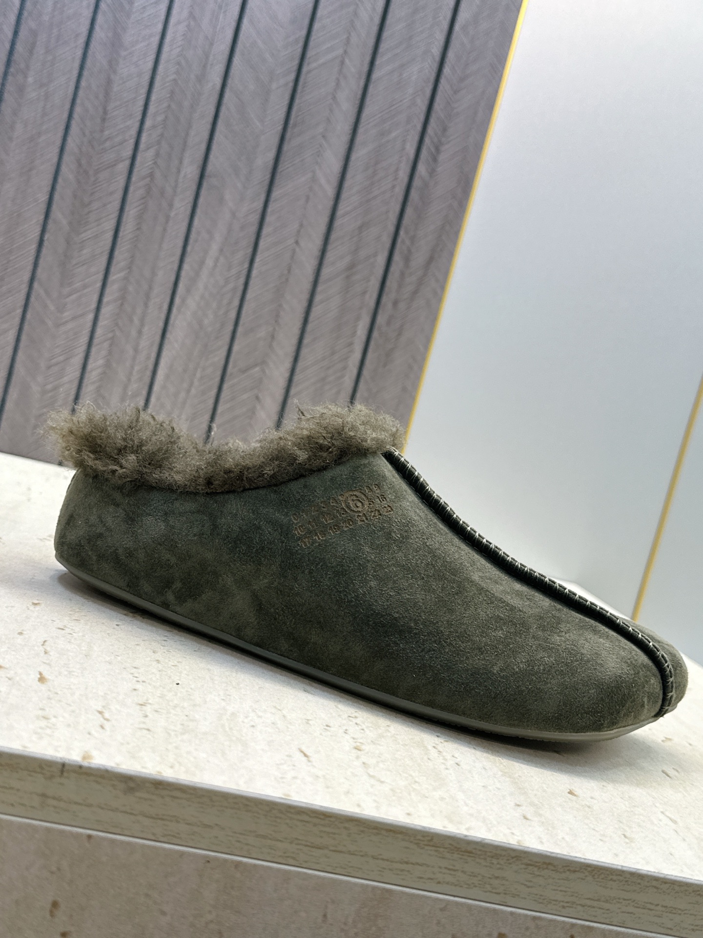 (配全套飞机盒) Maison Margiela 马吉拉 2026春夏新款羊羔毛方头女鞋 MM6字母logo平底拼色防寒 (配全套飞机盒) Maison Margiela 马吉拉 2026春夏新款羊羔毛方头女鞋 MM6字母logo平底拼色防寒