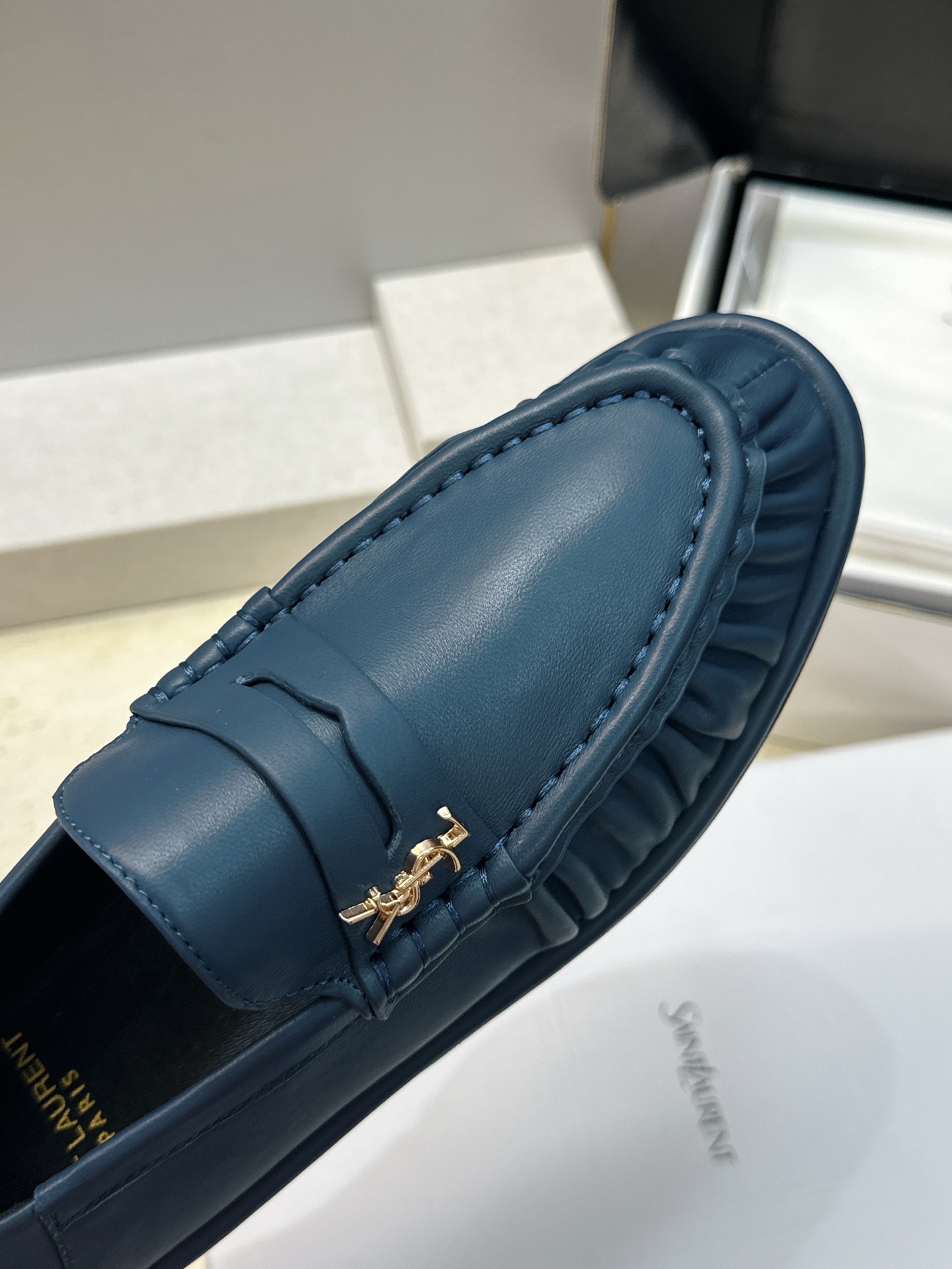 男士+20 SAINT LAURENT 2026春夏情侣新款两穿踩后跟懒人单鞋 YSL明星同款字母logo五金扣平底圆头 男士+20 SAINT LAURENT 2026春夏情侣新款两穿踩后跟懒人单鞋 YSL明星同款字母logo五金扣平底圆头
