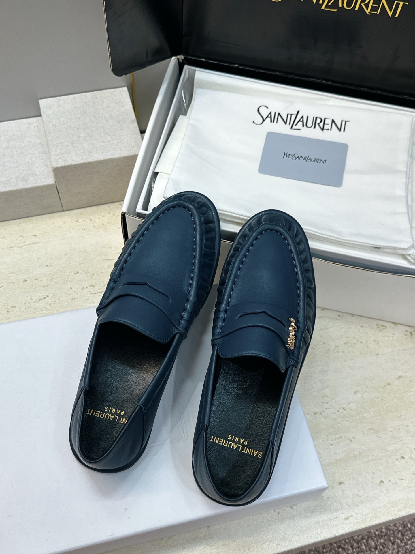 男士+20 SAINT LAURENT 2026春夏情侣新款两穿踩后跟懒人单鞋 YSL明星同款字母logo五金扣平底圆头 男士+20 SAINT LAURENT 2026春夏情侣新款两穿踩后跟懒人单鞋 YSL明星同款字母logo五金扣平底圆头