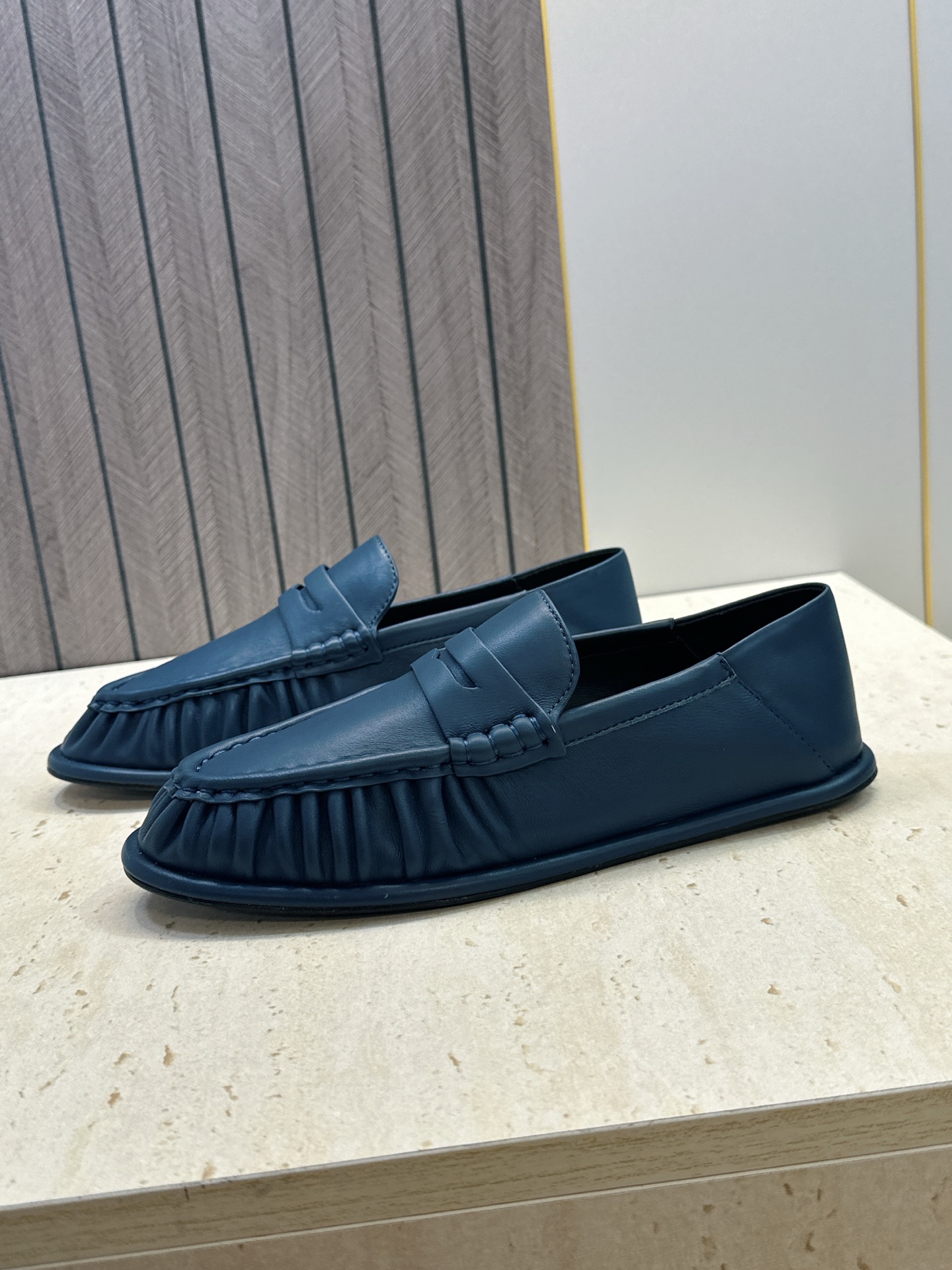 男士+20 SAINT LAURENT 2026春夏情侣新款两穿踩后跟懒人单鞋 YSL明星同款字母logo五金扣平底圆头 男士+20 SAINT LAURENT 2026春夏情侣新款两穿踩后跟懒人单鞋 YSL明星同款字母logo五金扣平底圆头