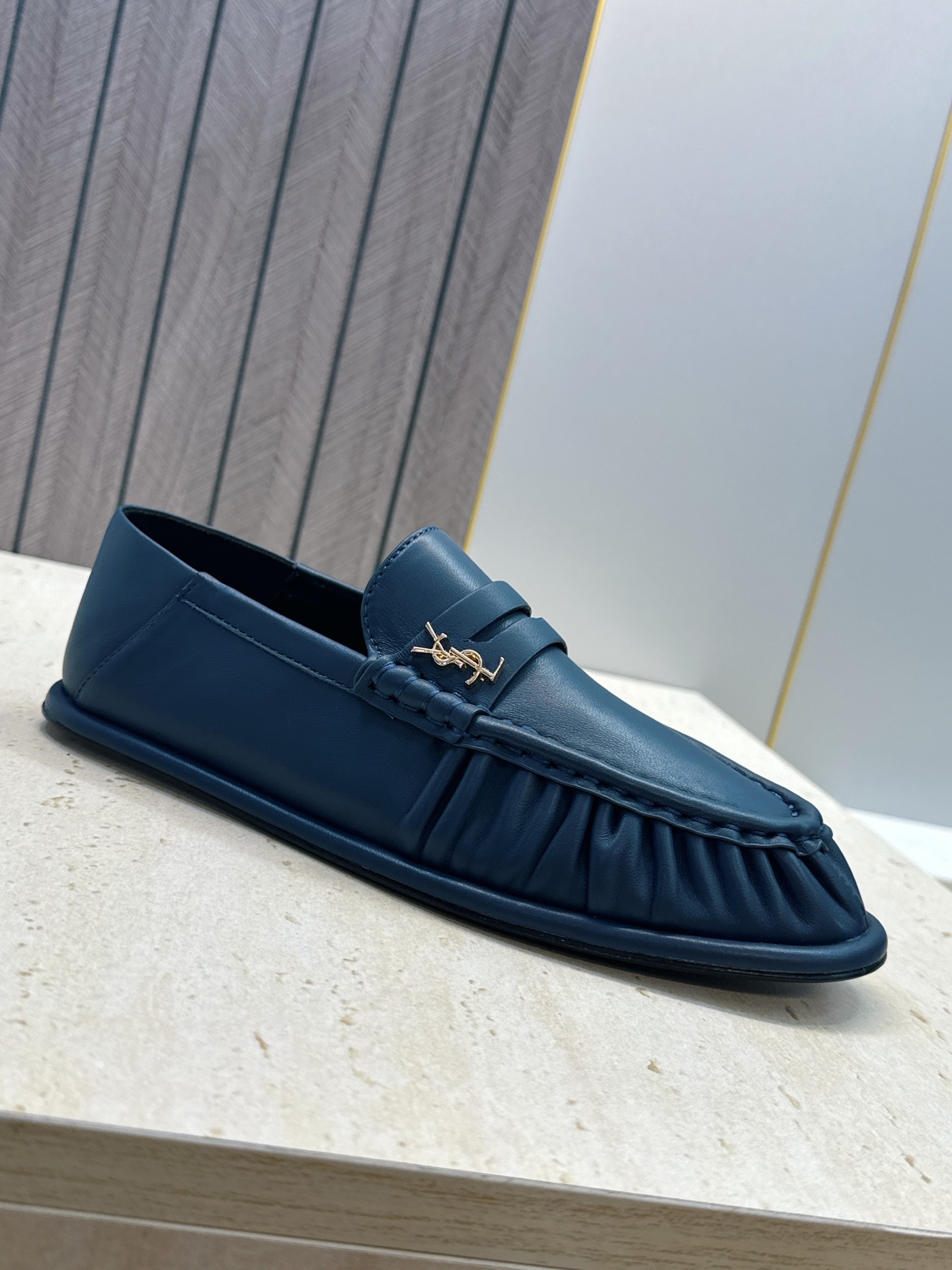 男士+20 SAINT LAURENT 2026春夏情侣新款两穿踩后跟懒人单鞋 YSL明星同款字母logo五金扣平底圆头 男士+20 SAINT LAURENT 2026春夏情侣新款两穿踩后跟懒人单鞋 YSL明星同款字母logo五金扣平底圆头