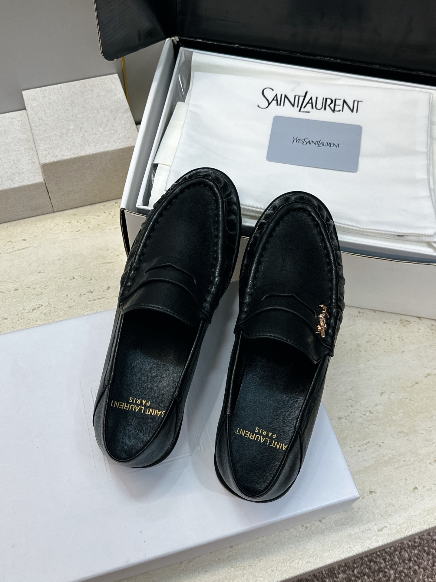男士+20 SAINT LAURENT 2026春夏情侣新款两穿踩后跟懒人单鞋 YSL明星同款字母logo五金扣平底圆头 男士+20 SAINT LAURENT 2026春夏情侣新款两穿踩后跟懒人单鞋 YSL明星同款字母logo五金扣平底圆头