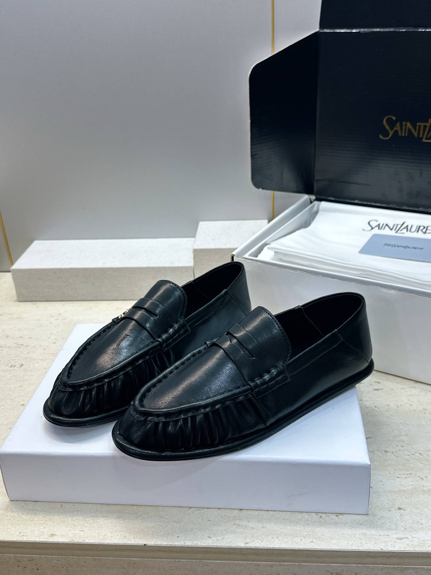 男士+20 SAINT LAURENT 2026春夏情侣新款两穿踩后跟懒人单鞋 YSL明星同款字母logo五金扣平底圆头 男士+20 SAINT LAURENT 2026春夏情侣新款两穿踩后跟懒人单鞋 YSL明星同款字母logo五金扣平底圆头