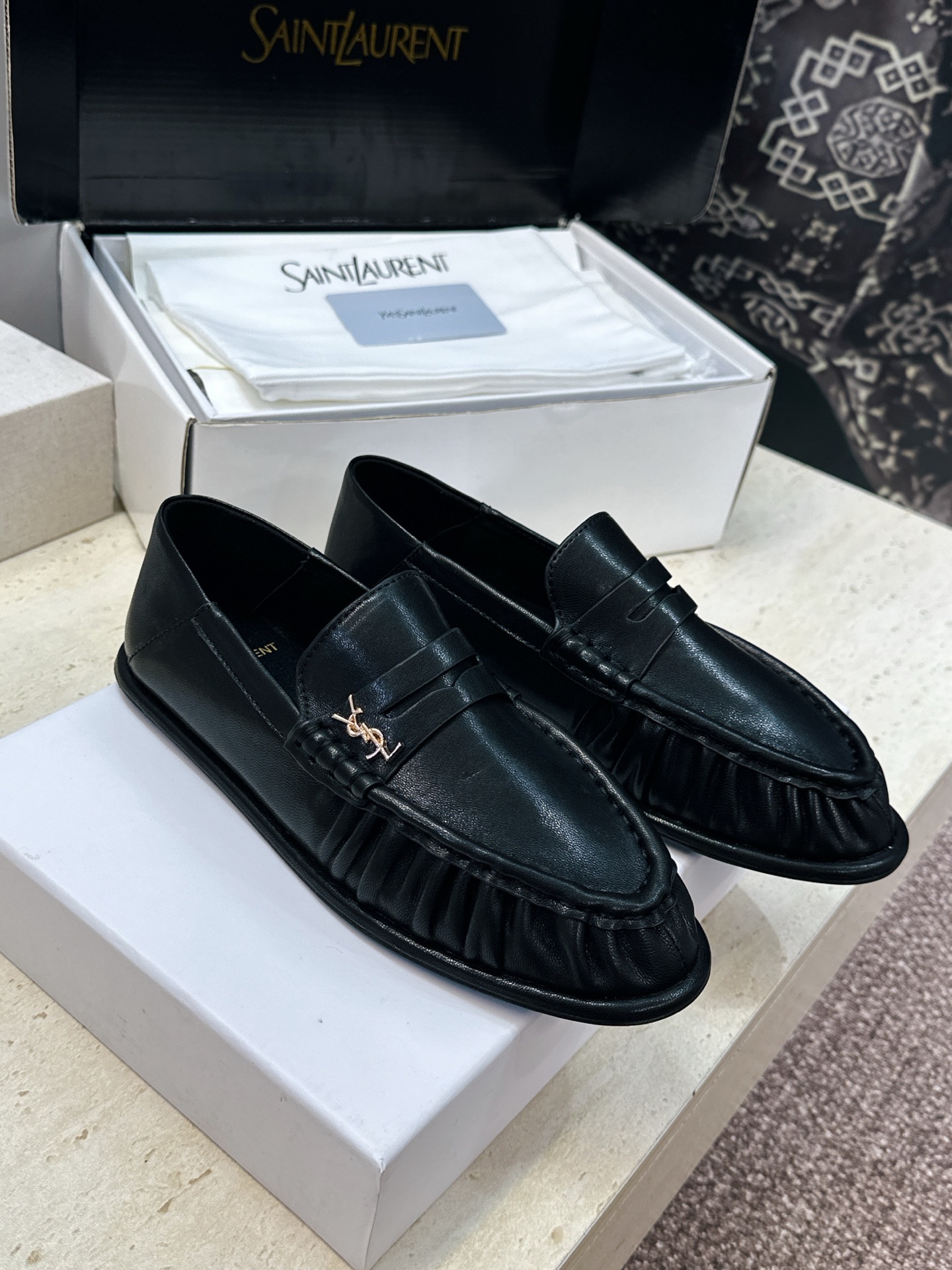 男士+20 SAINT LAURENT 2026春夏情侣新款两穿踩后跟懒人单鞋 YSL明星同款字母logo五金扣平底圆头 男士+20 SAINT LAURENT 2026春夏情侣新款两穿踩后跟懒人单鞋 YSL明星同款字母logo五金扣平底圆头