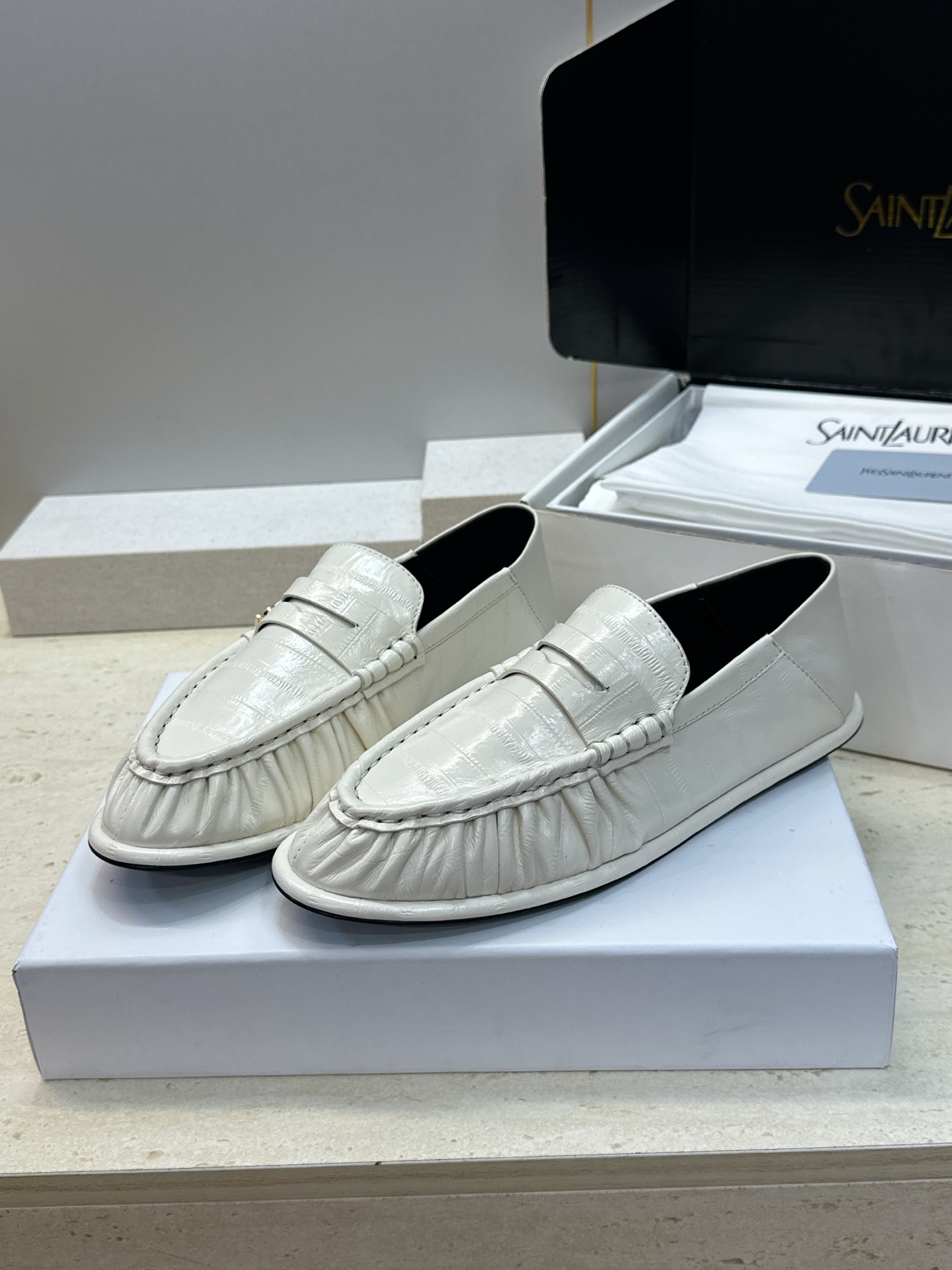 男士+20 SAINT LAURENT 2026春夏情侣新款两穿踩后跟懒人单鞋 YSL明星同款字母logo五金扣平底圆头 男士+20 SAINT LAURENT 2026春夏情侣新款两穿踩后跟懒人单鞋 YSL明星同款字母logo五金扣平底圆头