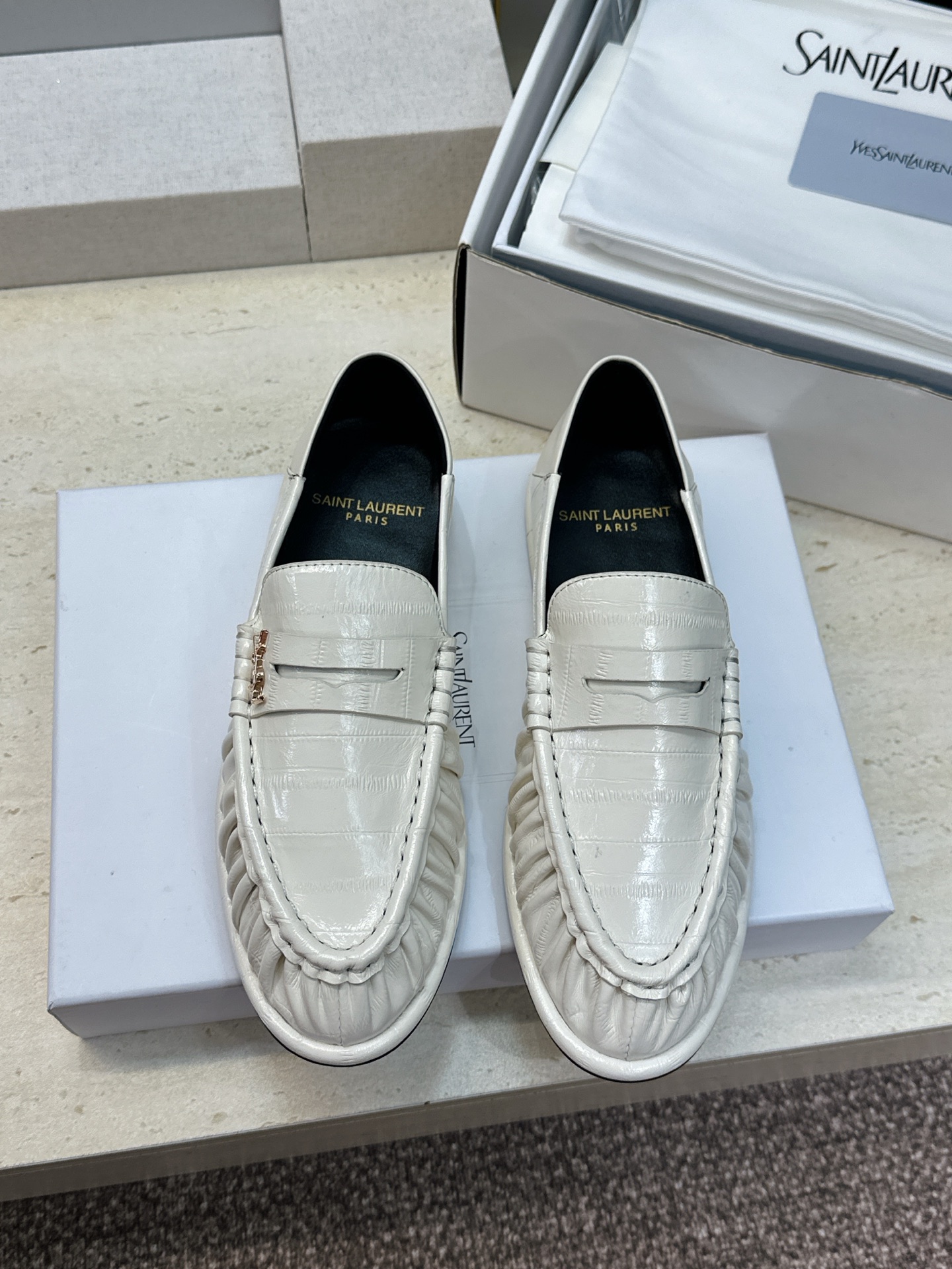 男士+20 SAINT LAURENT 2026春夏情侣新款两穿踩后跟懒人单鞋 YSL明星同款字母logo五金扣平底圆头 男士+20 SAINT LAURENT 2026春夏情侣新款两穿踩后跟懒人单鞋 YSL明星同款字母logo五金扣平底圆头