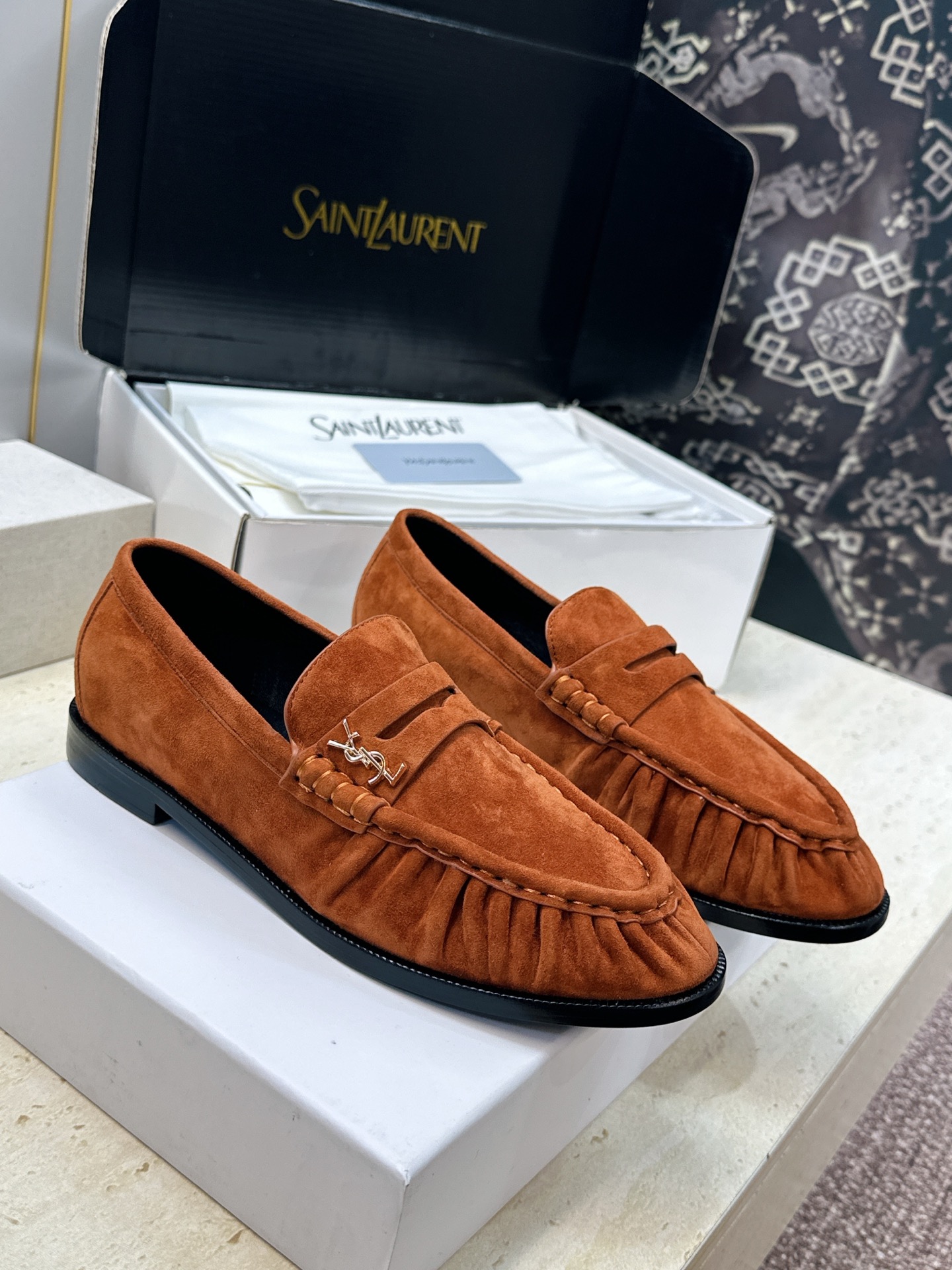 男士+20 SAINT LAURENT 2026春夏情侣新款果冻色懒人单鞋 YSL明星同款字母logo五金扣平底圆头拼色 男士+20 SAINT LAURENT 2026春夏情侣新款果冻色懒人单鞋 YSL明星同款字母logo五金扣平底圆头拼色