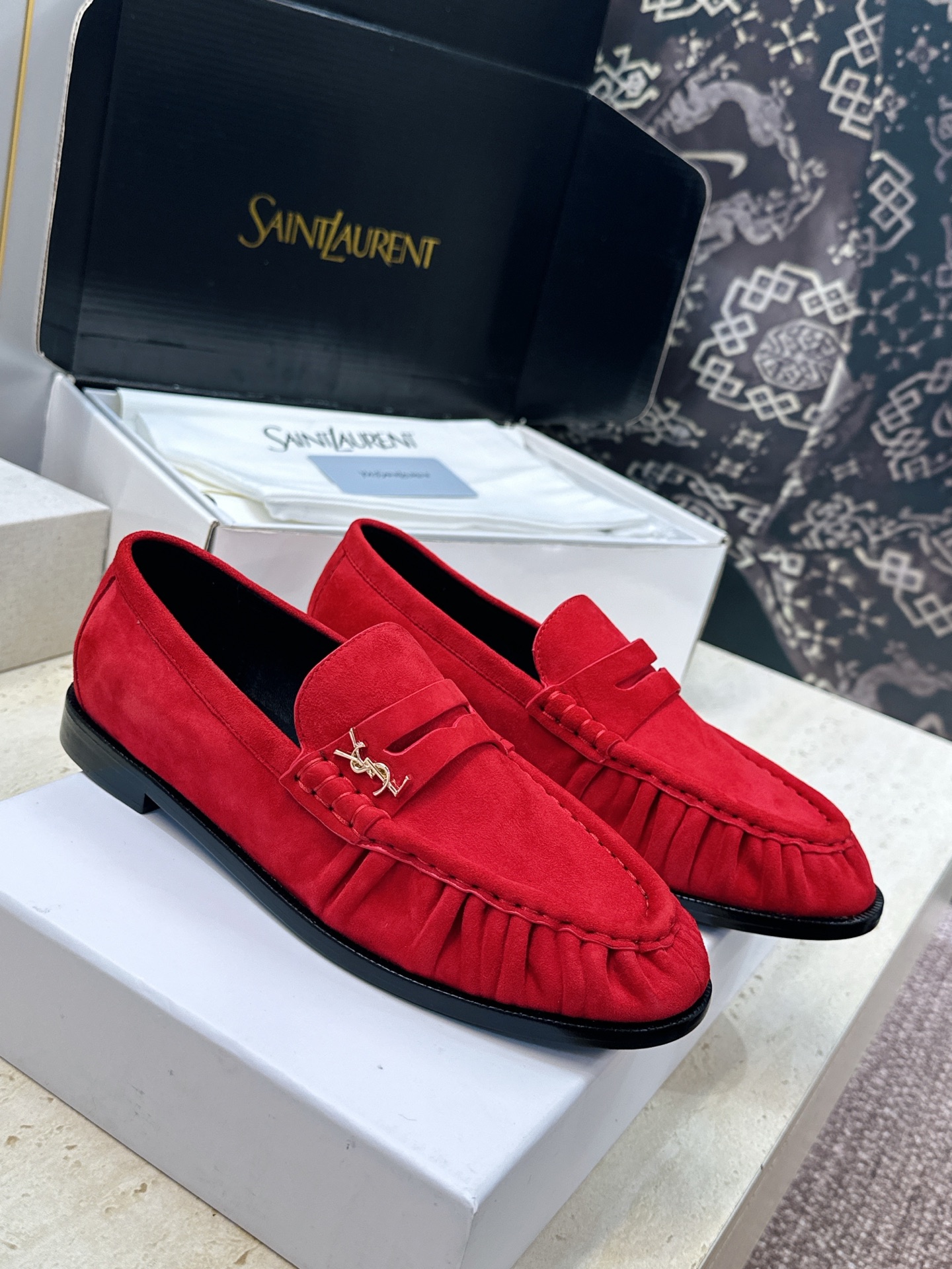 男士+20 SAINT LAURENT 2026春夏情侣新款果冻色懒人单鞋 YSL明星同款字母logo五金扣平底圆头拼色 男士+20 SAINT LAURENT 2026春夏情侣新款果冻色懒人单鞋 YSL明星同款字母logo五金扣平底圆头拼色