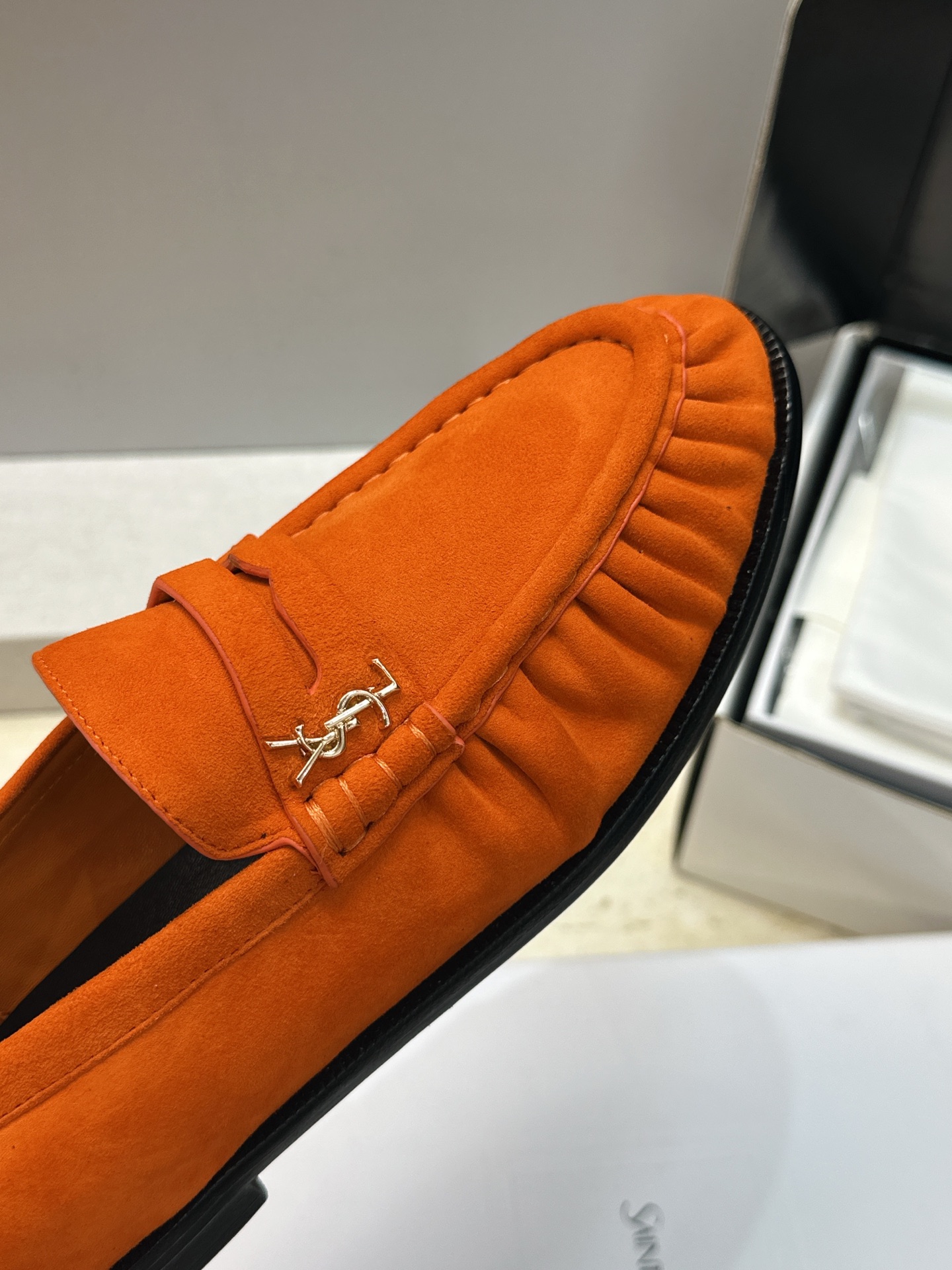 男士+20 SAINT LAURENT 2026春夏情侣新款果冻色懒人单鞋 YSL明星同款字母logo五金扣平底圆头拼色 男士+20 SAINT LAURENT 2026春夏情侣新款果冻色懒人单鞋 YSL明星同款字母logo五金扣平底圆头拼色