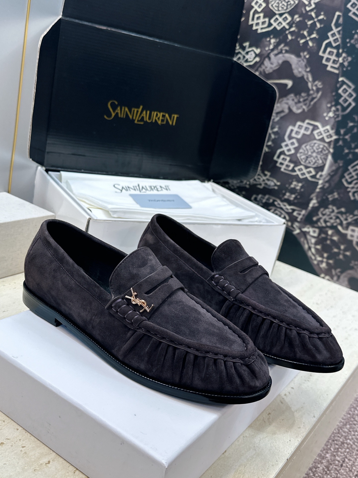 男士+20 SAINT LAURENT 2026春夏情侣新款果冻色懒人单鞋 YSL明星同款字母logo五金扣平底圆头拼色 男士+20 SAINT LAURENT 2026春夏情侣新款果冻色懒人单鞋 YSL明星同款字母logo五金扣平底圆头拼色