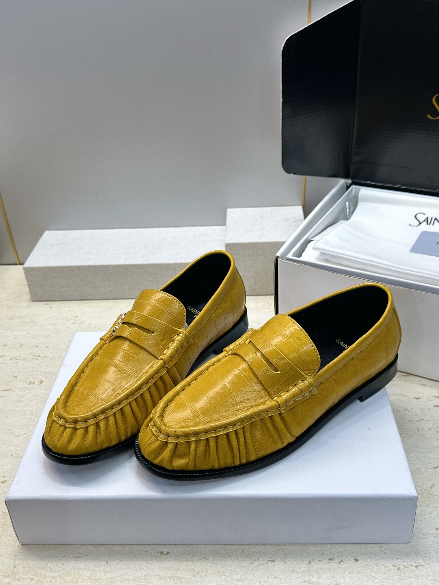 男士+20 SAINT LAURENT 2026春夏情侣新款果冻色懒人单鞋 YSL明星同款字母logo五金扣平底圆头拼色 男士+20 SAINT LAURENT 2026春夏情侣新款果冻色懒人单鞋 YSL明星同款字母logo五金扣平底圆头拼色